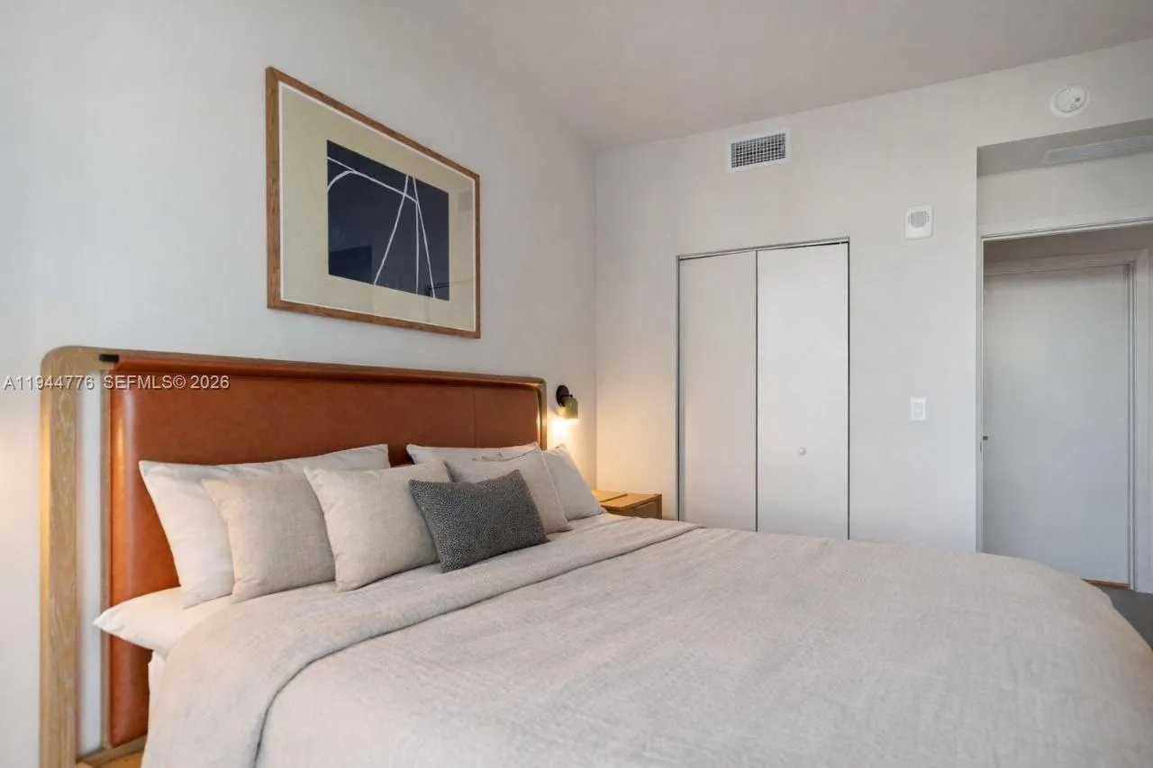 11 NE 6th # 1210, Miami FL 33132