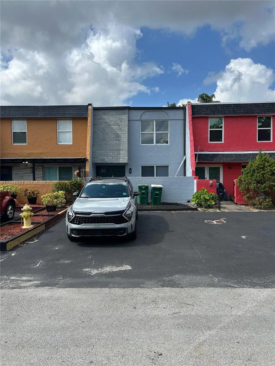 2 bedroom 2 bath for sale at 7402 NW 75th St, Tamarac FL 33321