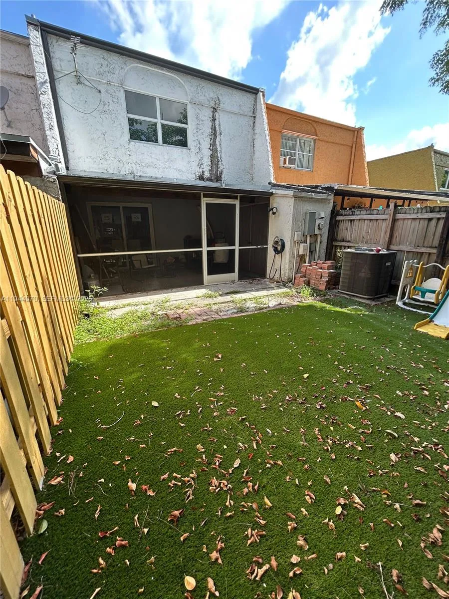 7402 NW 75th St, Tamarac FL 33321