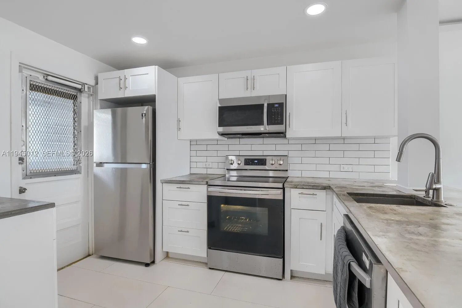 441 NE 195th St # 205, Miami FL 33179