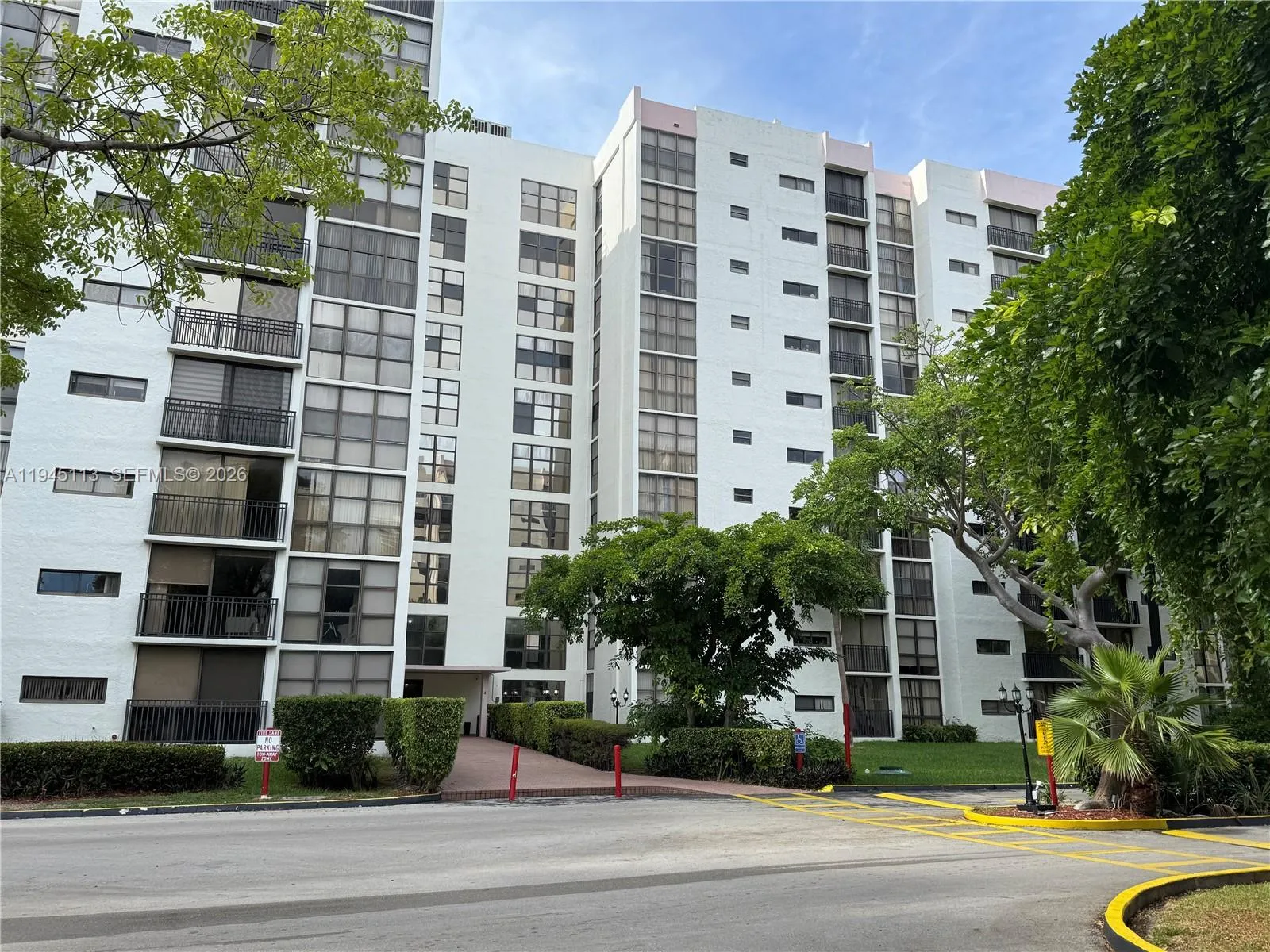 1 bedroom 1 bath for sale at 17021 N Bay Rd # 222, Sunny Isles Beach FL 33160