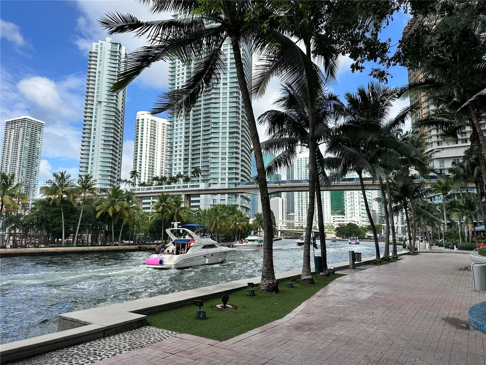 1 bedroom 1 bath for sale at 185 SW 7th St # 3704, Miami FL 33130