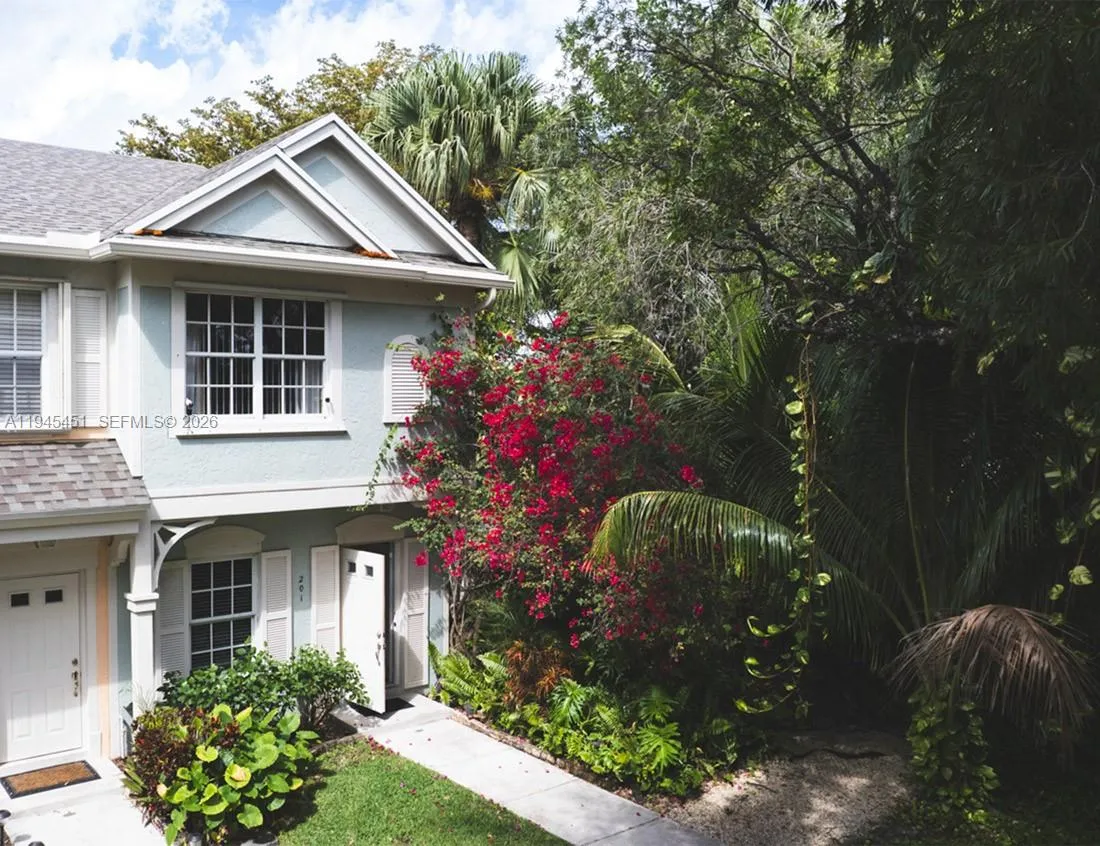 2 bedroom 2 bath for sale at 201 Mallory Ct, Weston FL 33326