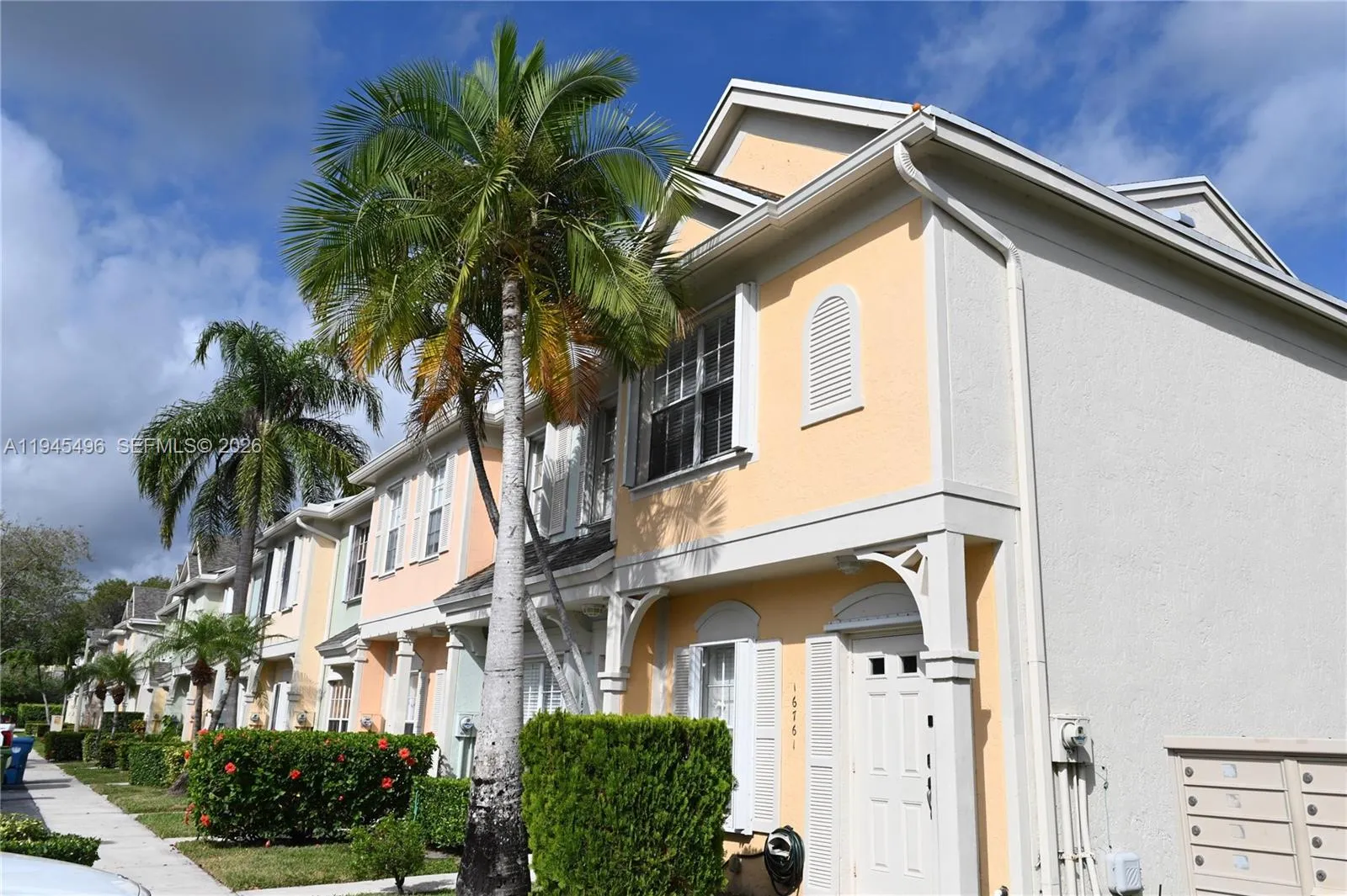 16761 Hemingway Dr, Weston FL 33326