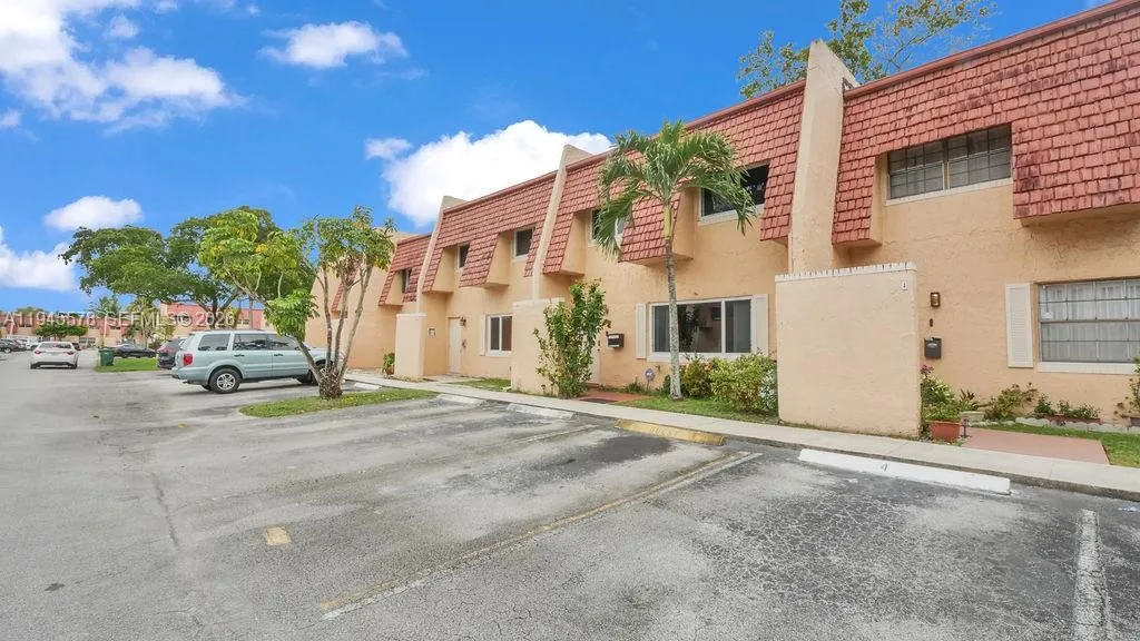 6 Spinning Wheel Ln, Tamarac FL 33319