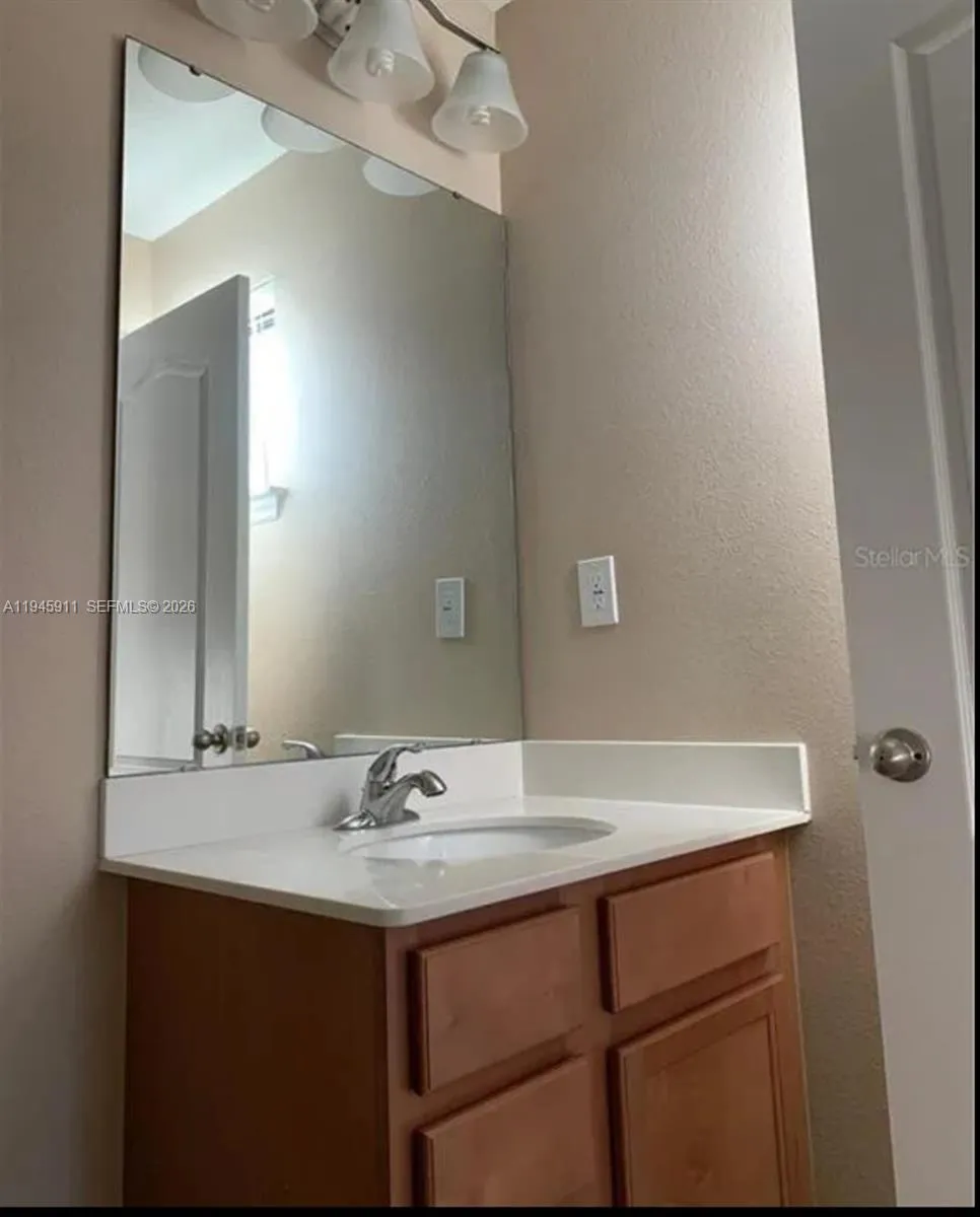 11016 tahiti isle, Tampa FL 33647