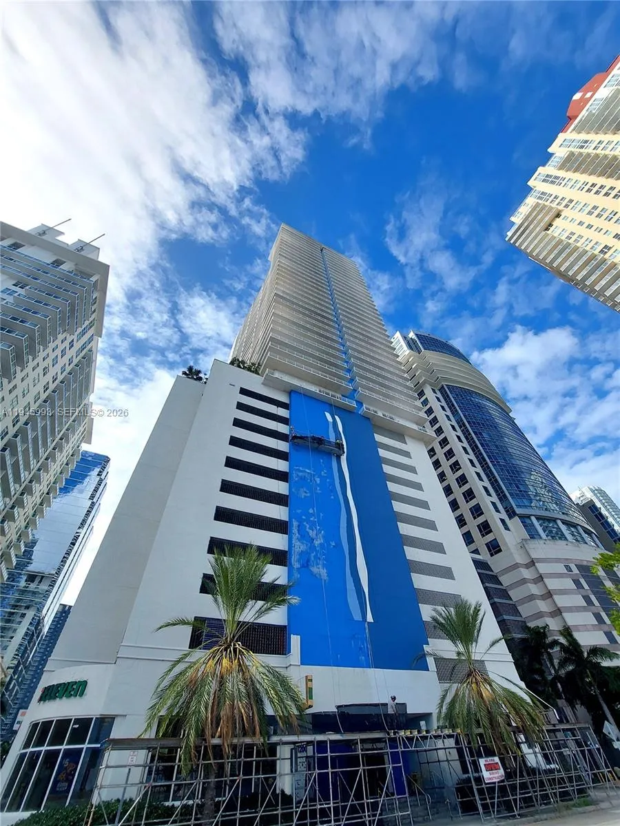 1 bedroom 1 bath for sale at 1200 Brickell Bay Dr # 3708, Miami FL 33131