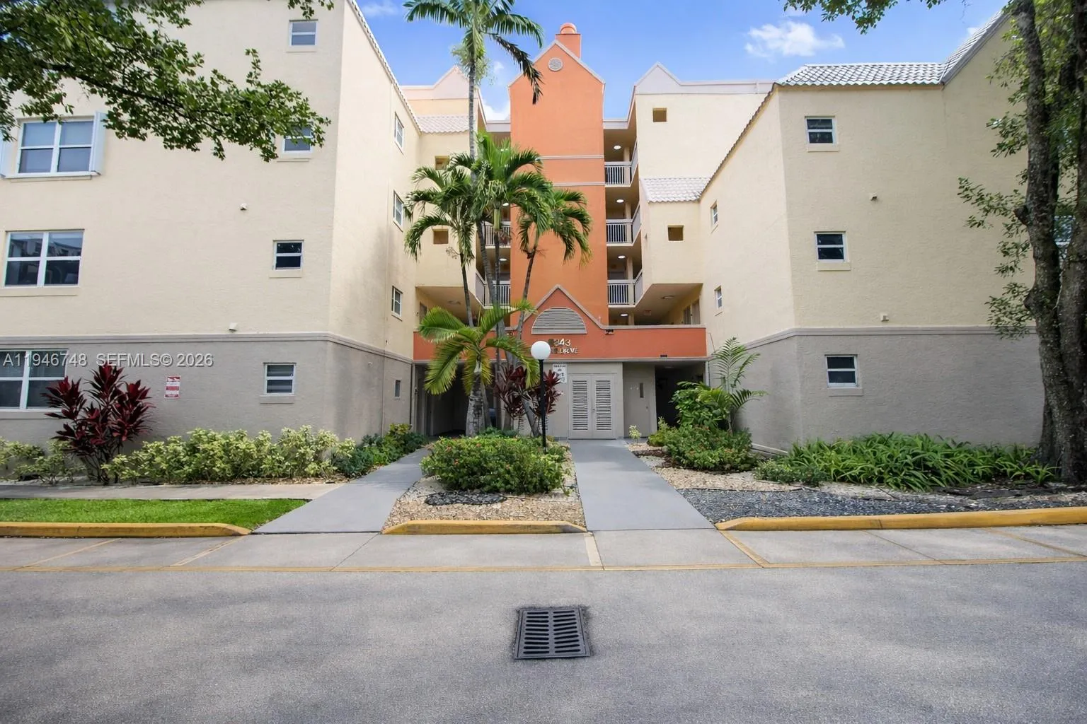 1 bedroom 1 bath for sale at 8343 Lake Dr # 207, Doral FL 33166