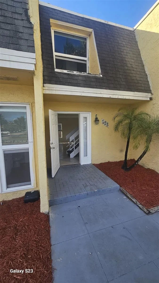 2 bedroom 1 bath for sale at 523 SW 1st Ct, Boynton Beach FL 33435
