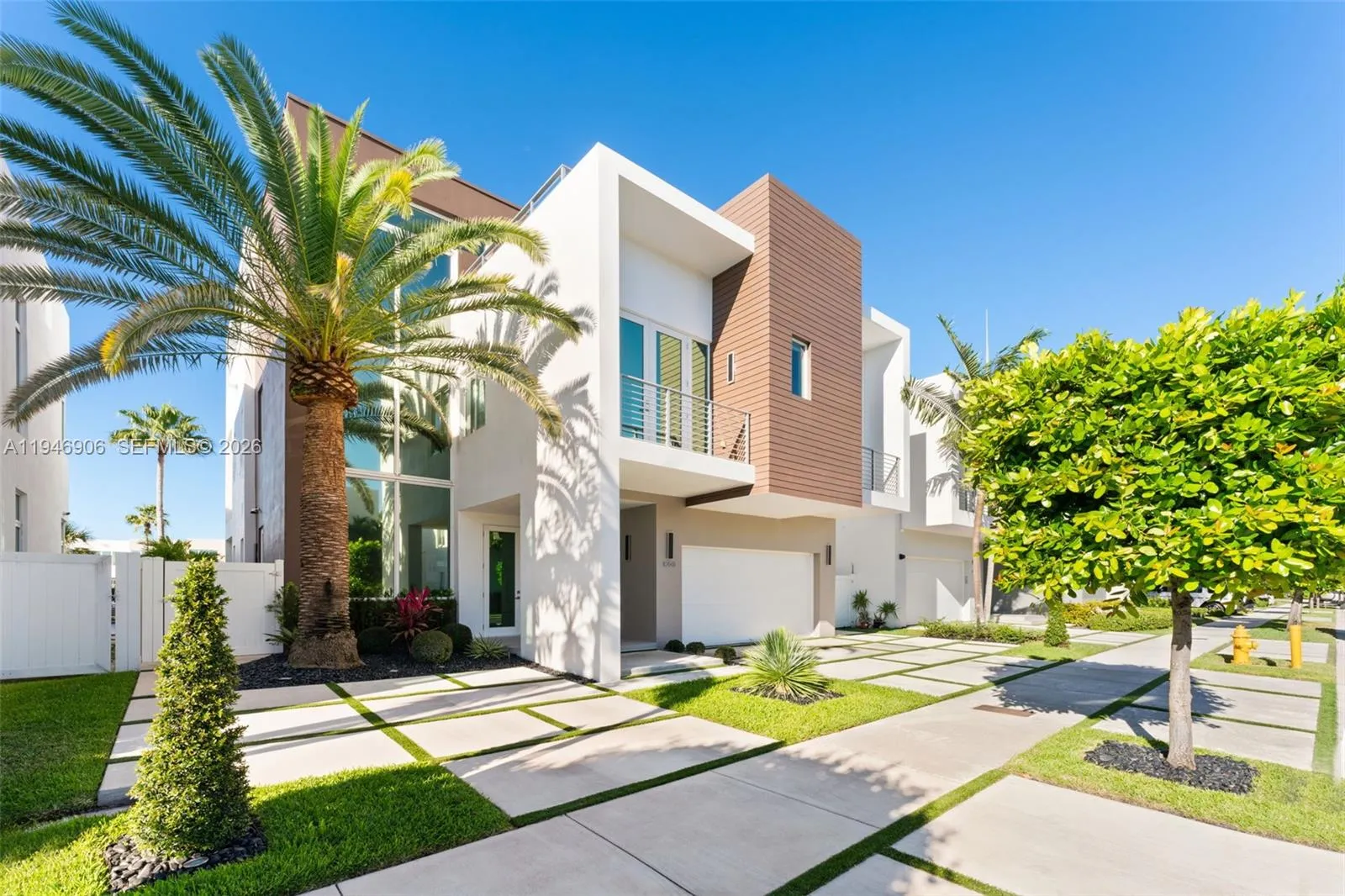 5 bedroom 5 bath for sale at 10561 NW 67th Ter, Doral FL 33178