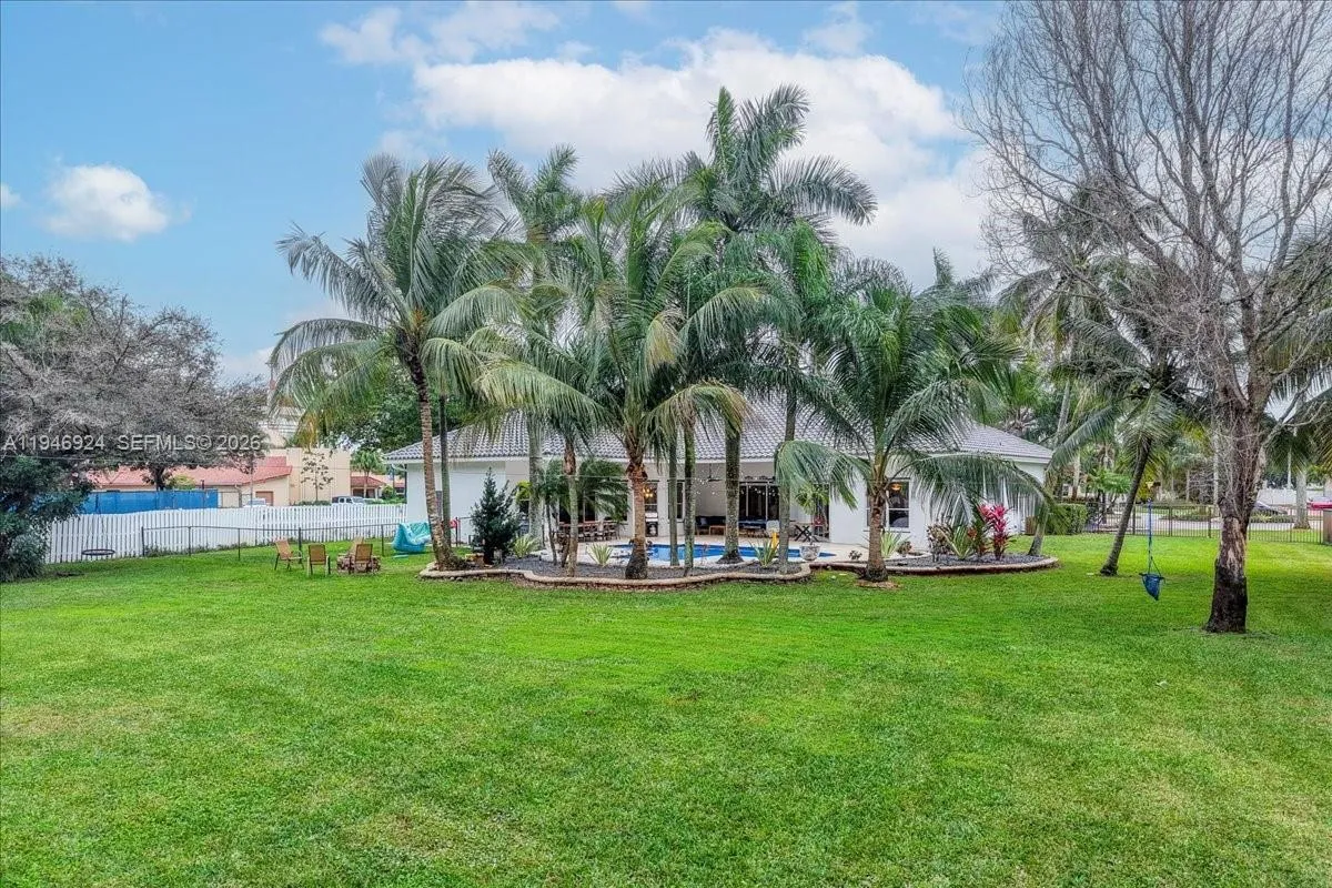 5 bedroom 4 bath for sale at 13801 Alexandria Ct, Davie FL 33325