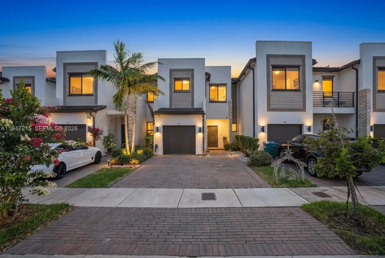 3 bedroom 2 bath for sale at 544 NE 206th Ln, Miami FL 33179