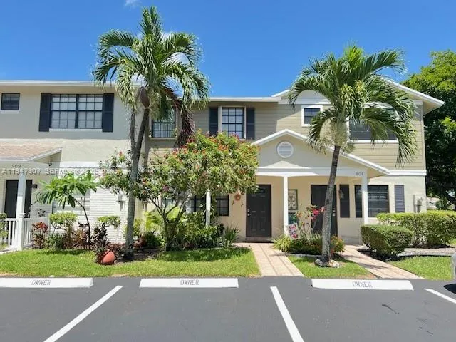 2 bedroom 2 bath for sale at 905 NW 107th Ave, Pembroke Pines FL 33026