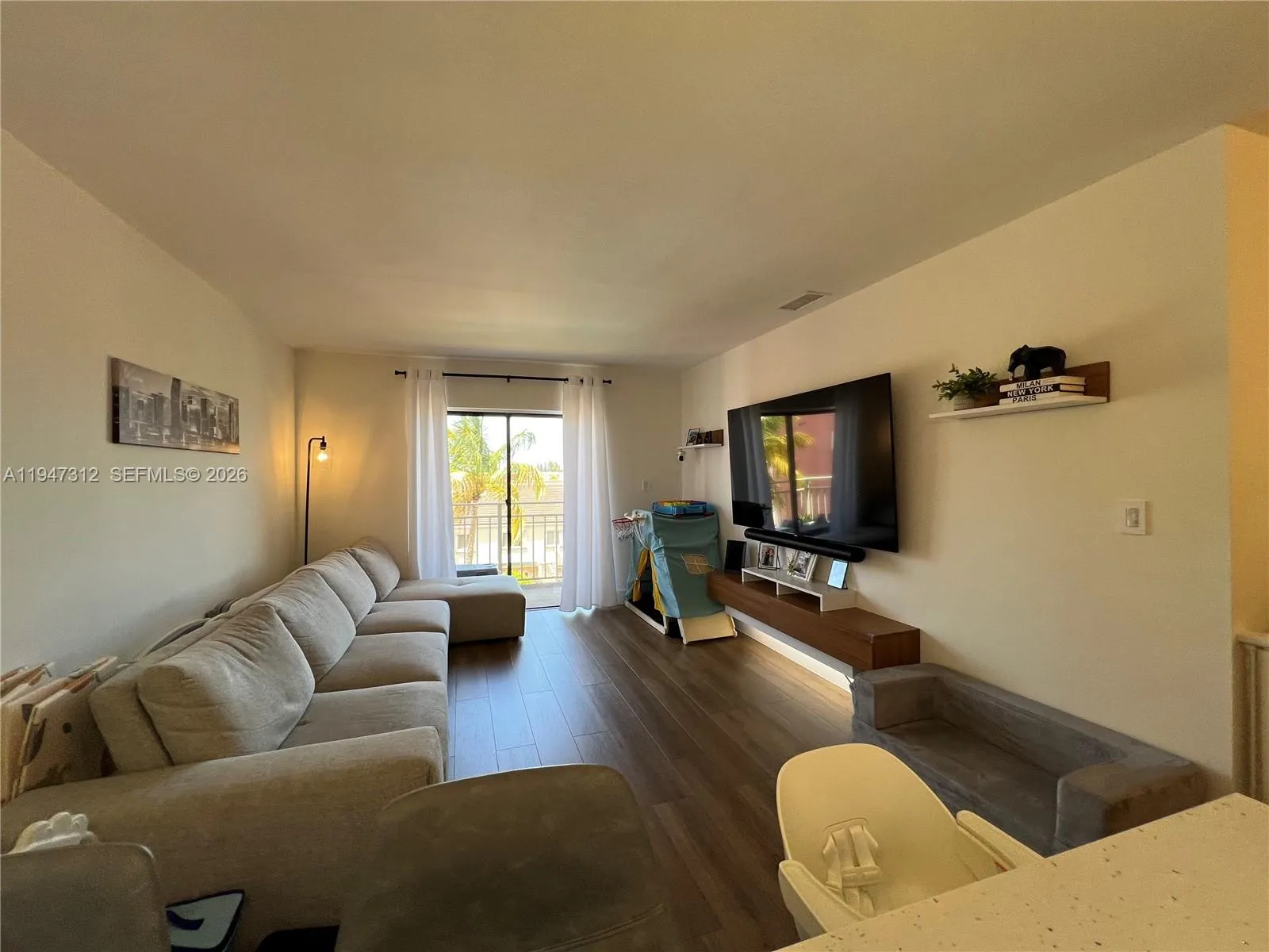 8425 NW 8th St # 406, Miami FL 33126