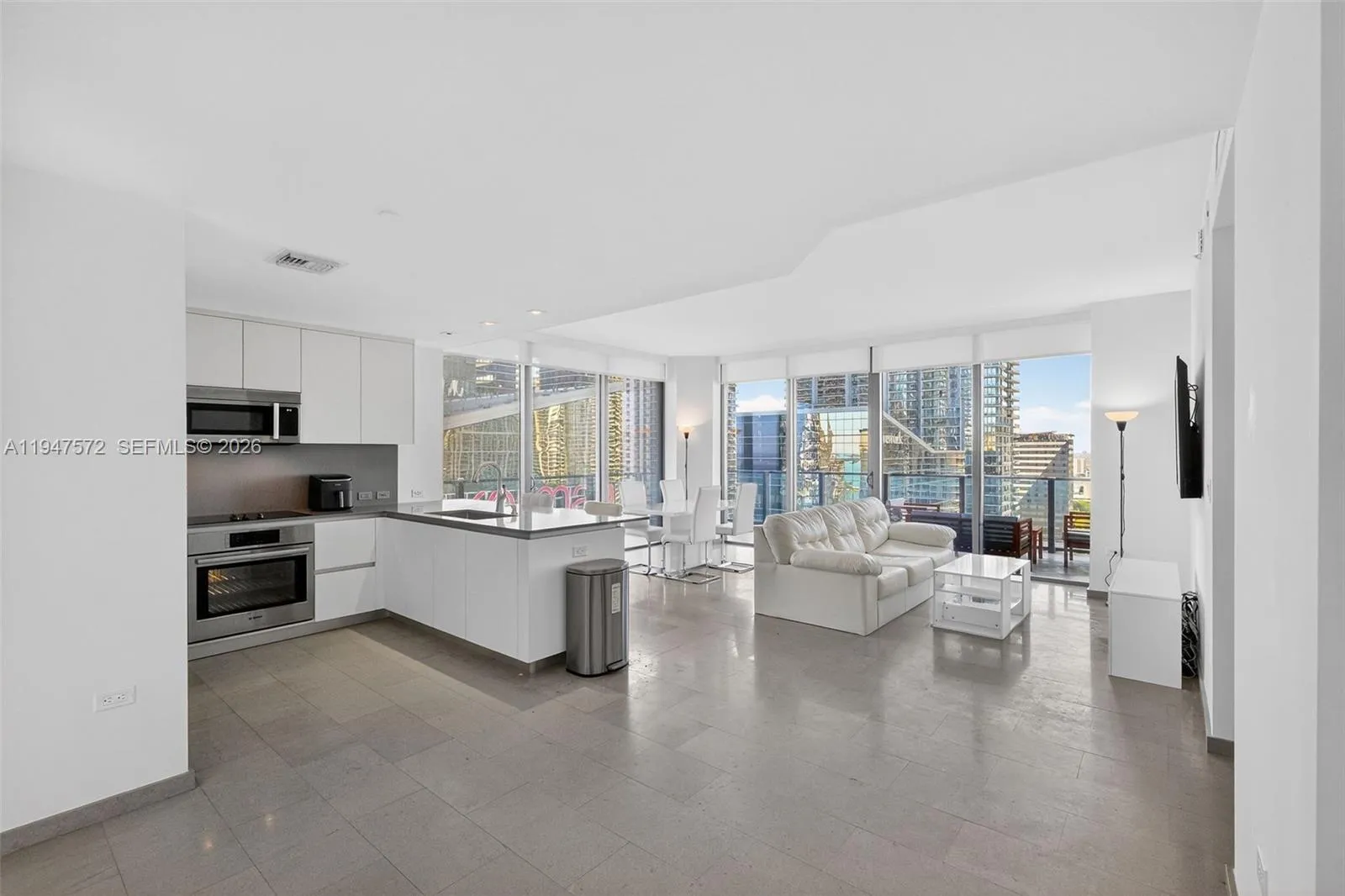 68 SE 6th St # 1702, Miami FL 33131