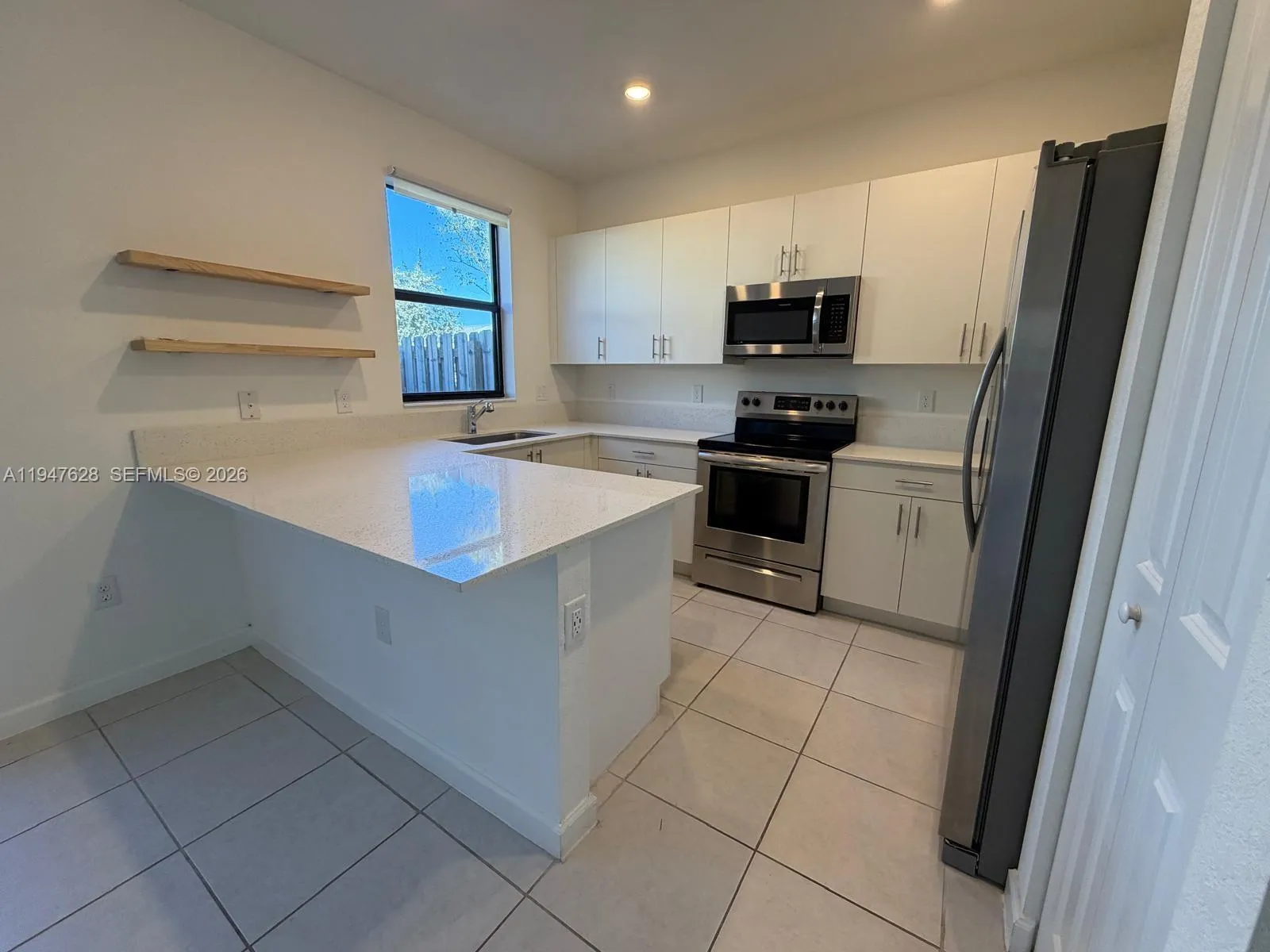 909 NE 211th St, Miami FL 33179