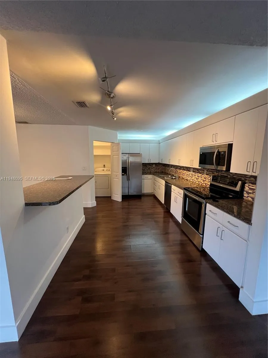 561 Racquet Club Rd # 21, Weston FL 33326