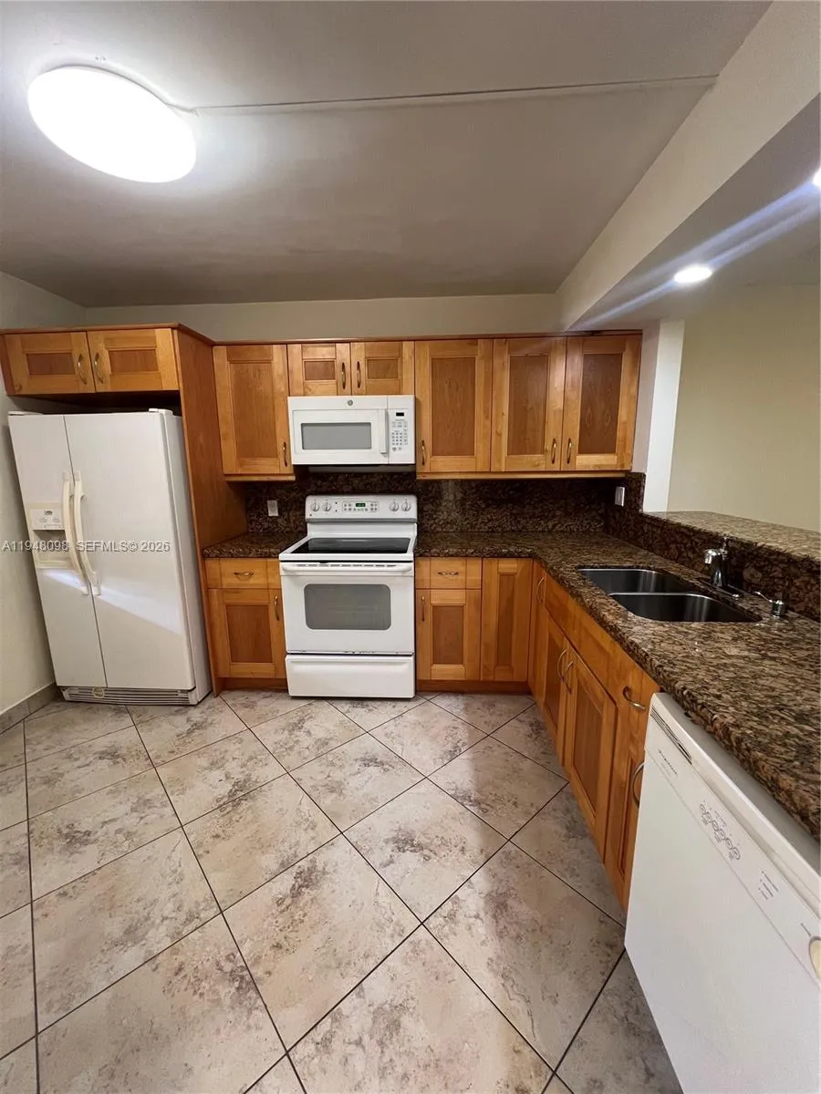379 Lakeview Dr # 205, Weston FL 33326