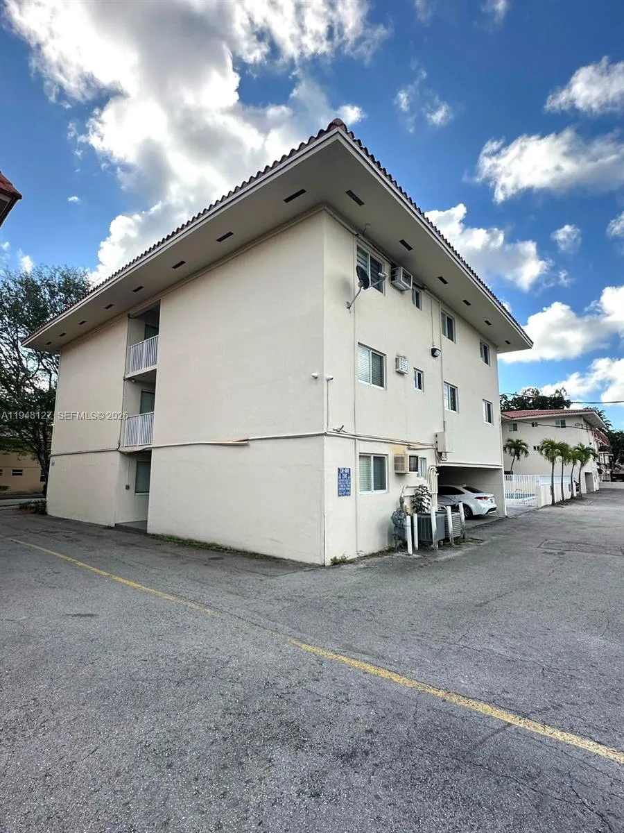 1 bedroom 1 bath for rent at 1014 Salzedo St # 311, Coral Gables FL 33134