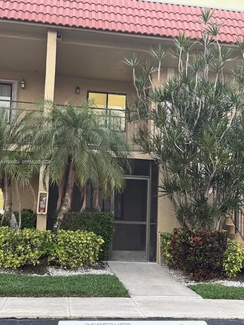 321 Lakeview Dr # 105, Weston FL 33326
