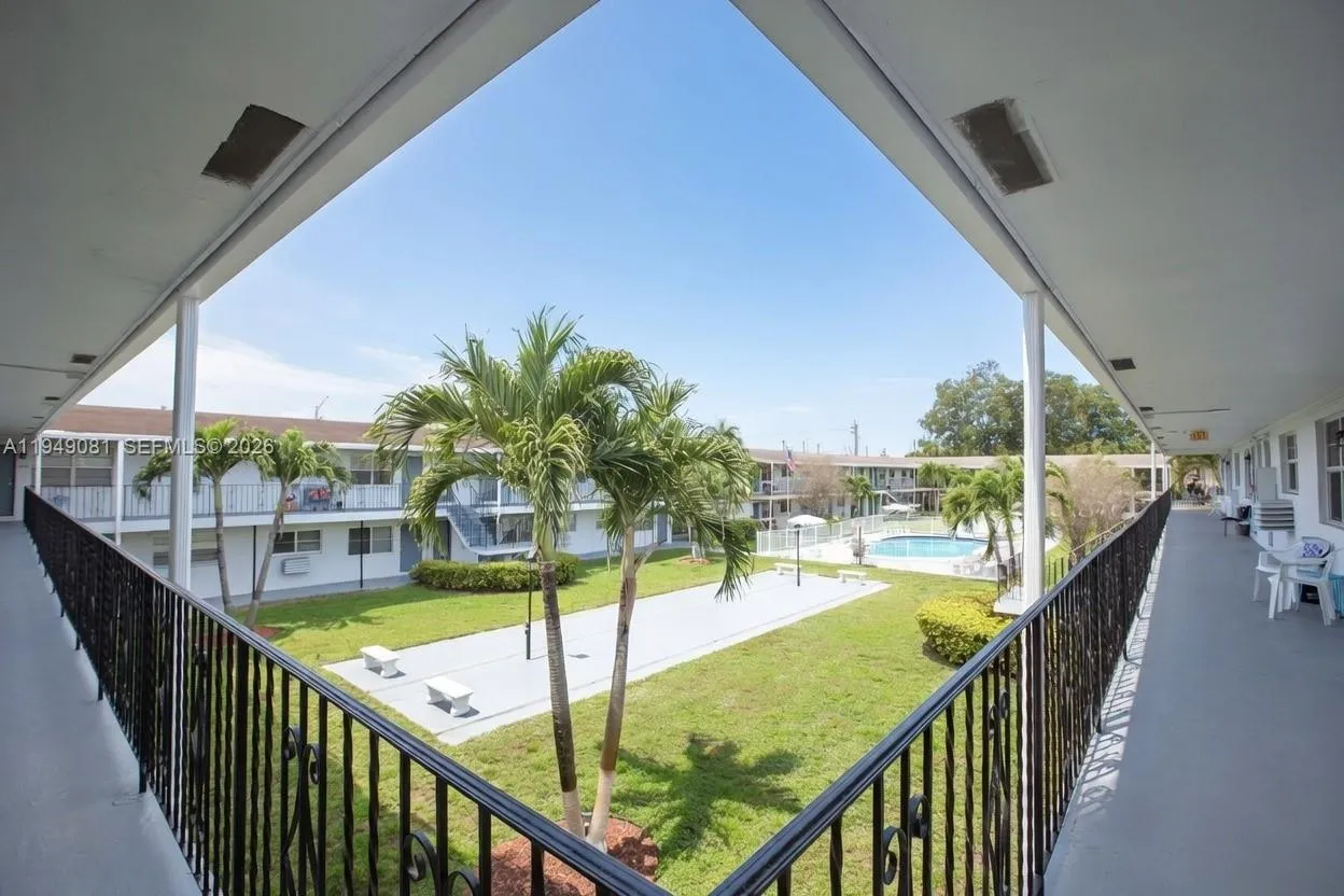 7401 Pines Blvd # 222, Pembroke Pines FL 33024
