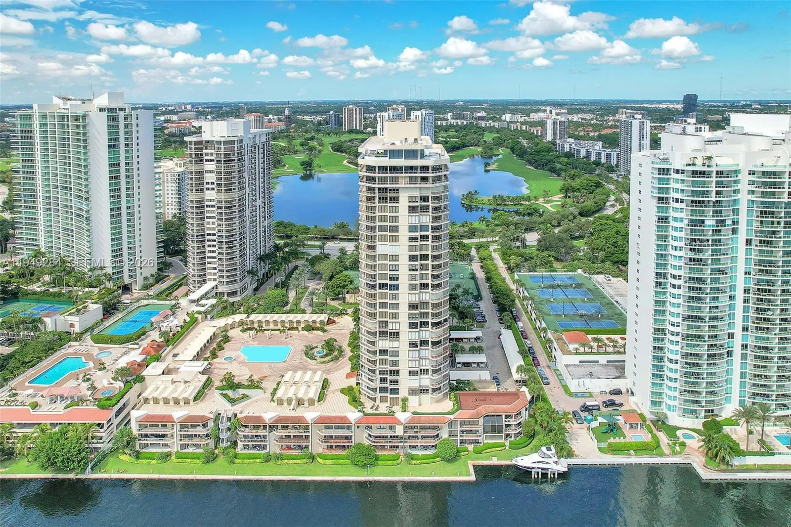 3 bedroom 2 bath for sale at 20191 E Country Club DR # 601, Aventura FL 33180
