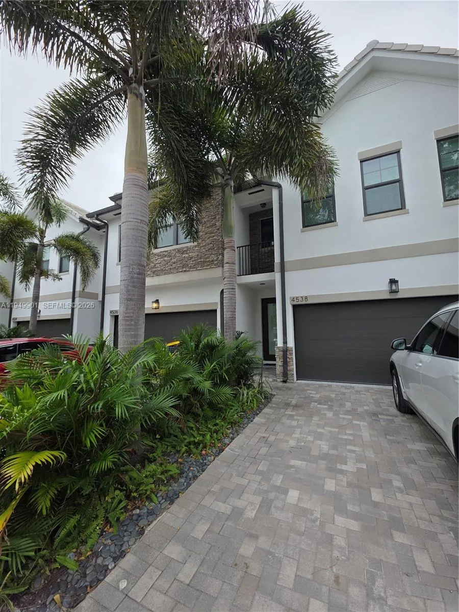3 bedroom 2 bath for sale at 4538 S Aqua Bella Ln, Dania Beach FL 33312