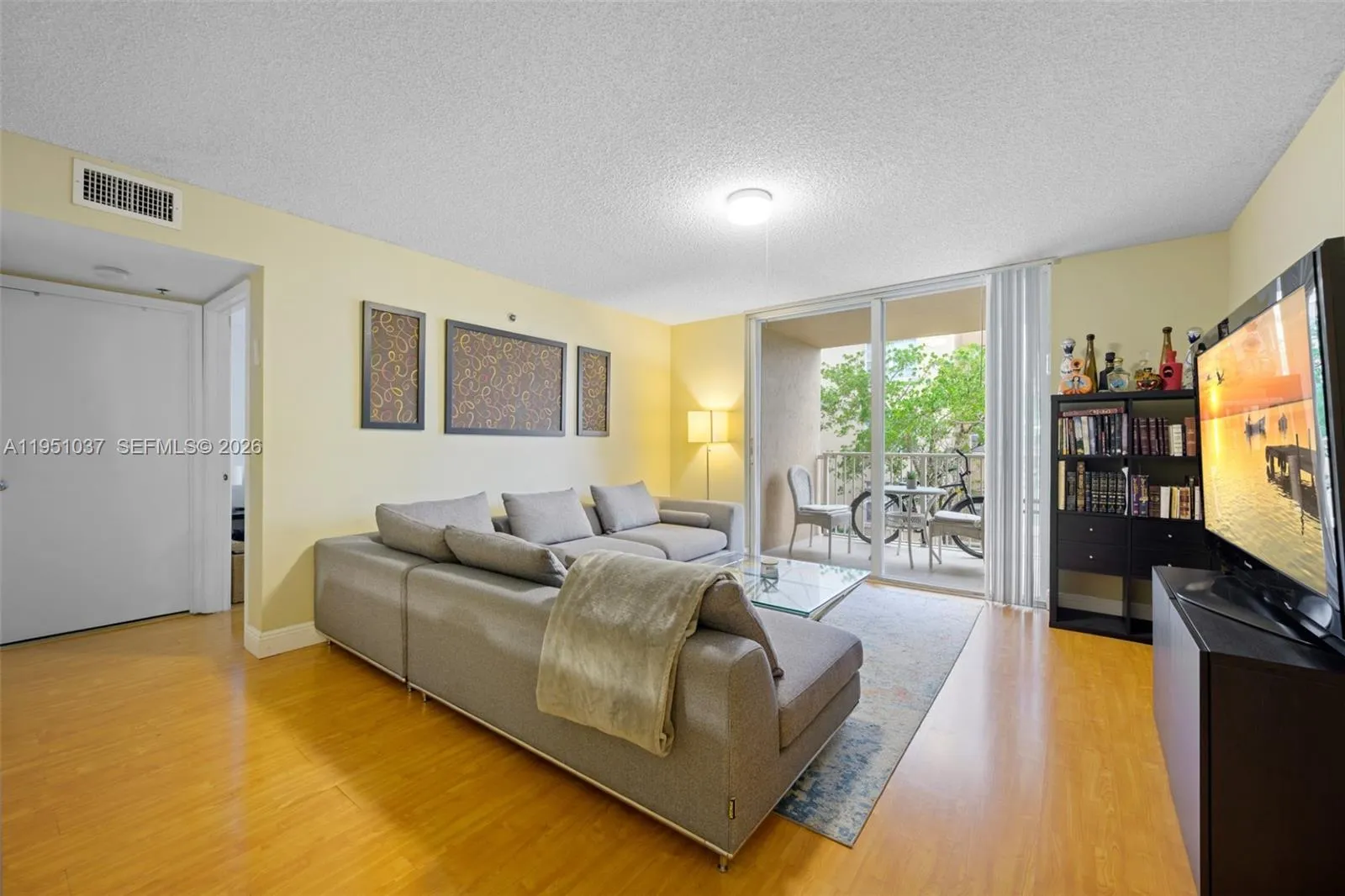 1 bedroom 1 bath for sale at 19555 E Country Club Dr # 8303, Aventura FL 33180