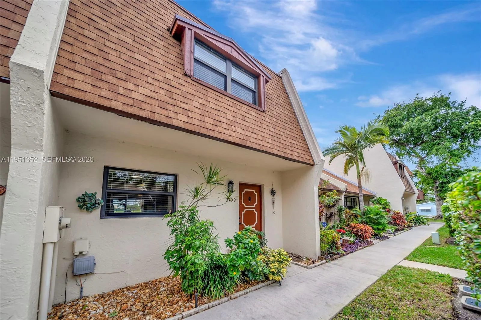 2 bedroom 1 bath for sale at 2109 N 14th Ave, Hollywood FL 33020