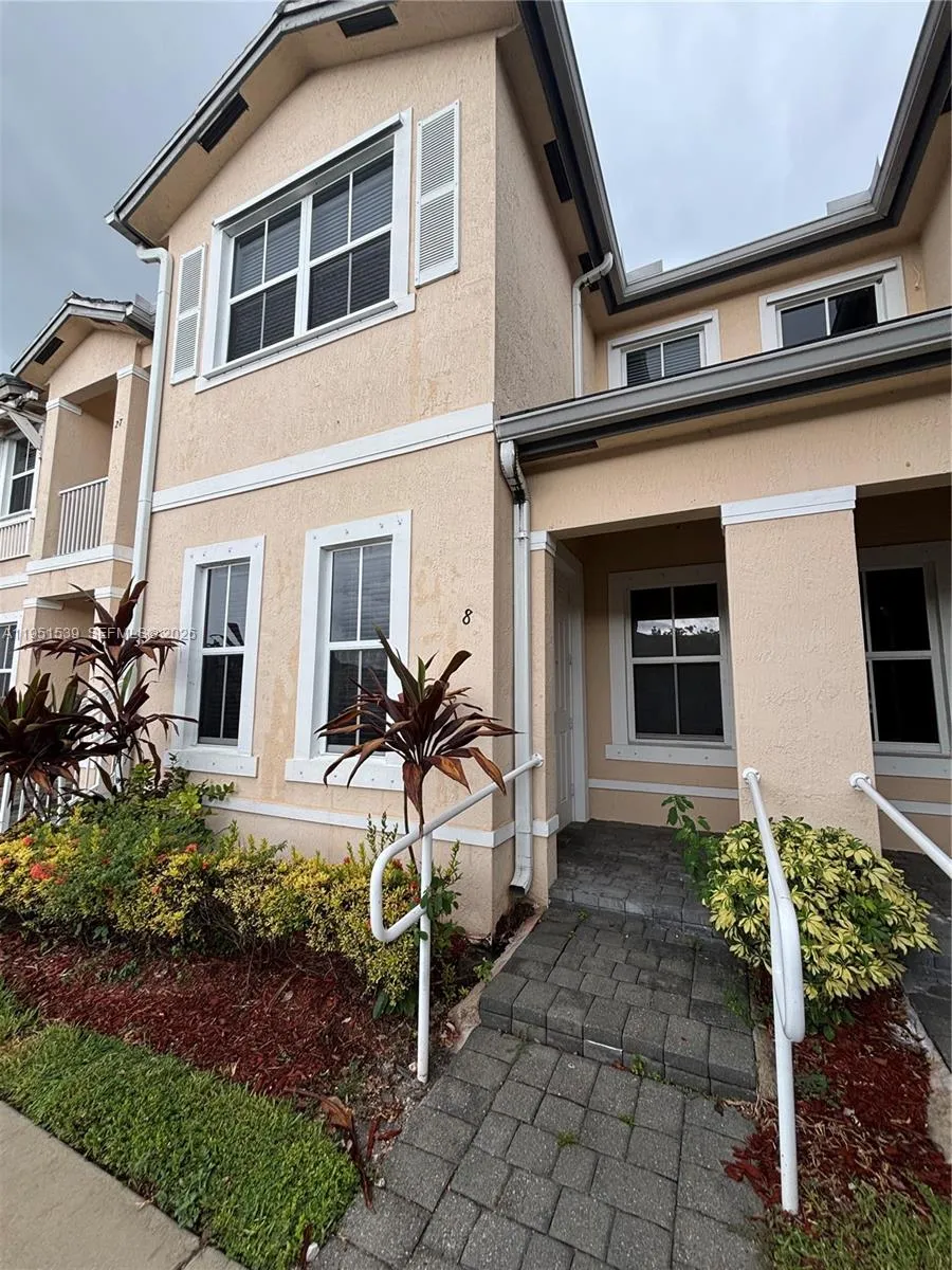 3 bedroom 2 bath for sale at 2819 SE 1st Dr # 8, Homestead FL 33033