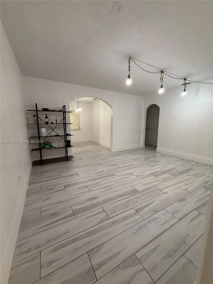 1085 NW 48th St, Miami FL 33127