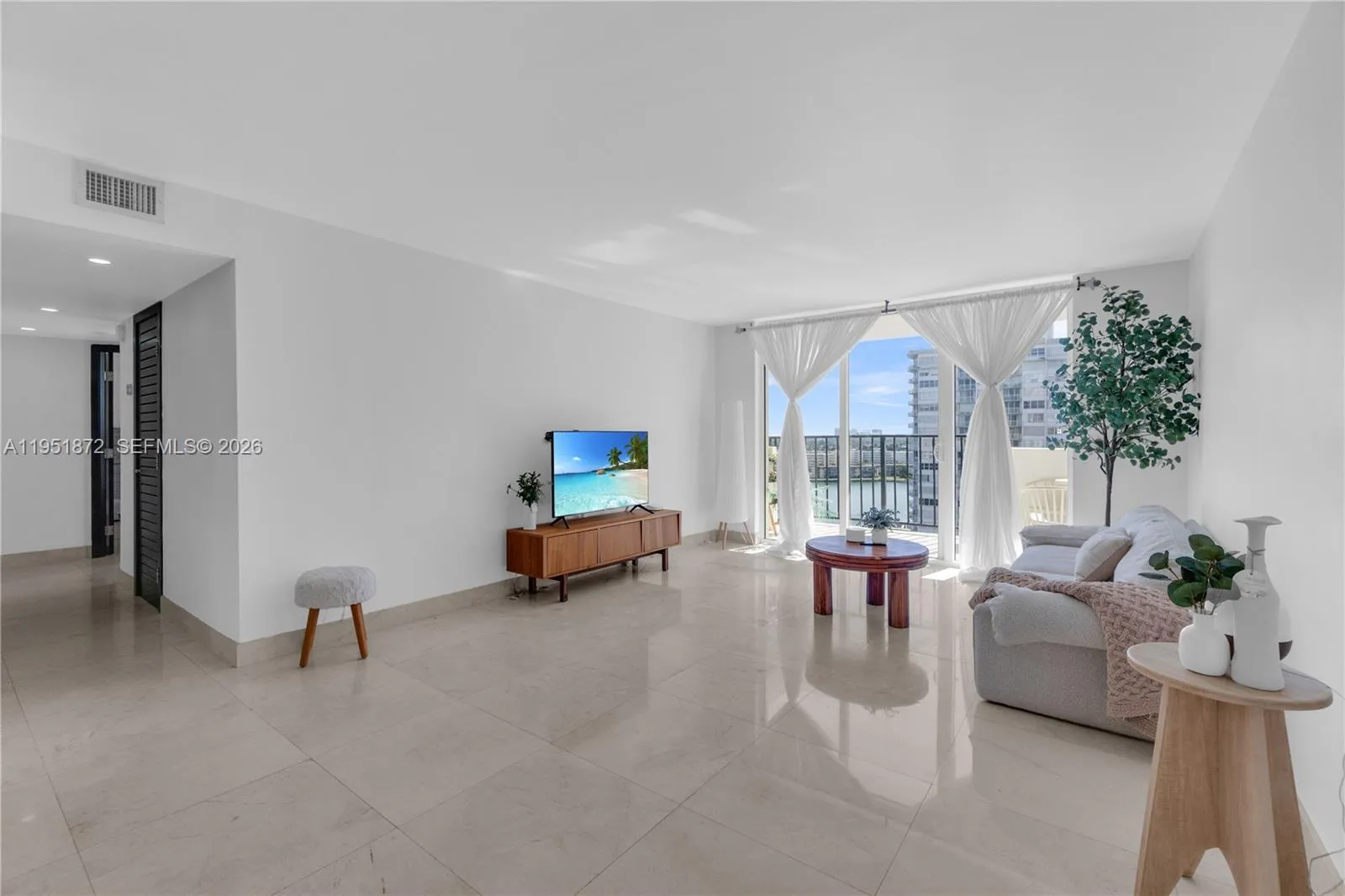 2780 NE 183rd St, Aventura FL 33160