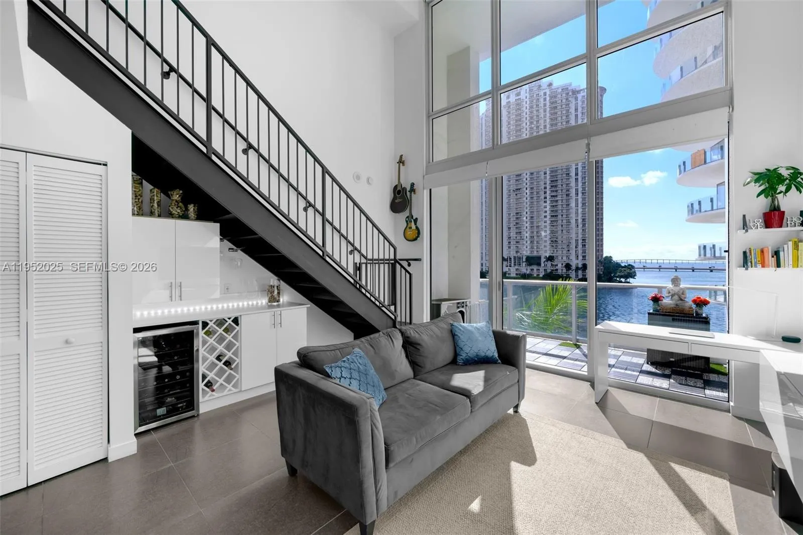 1 bedroom 1 bath for sale at 300 S BISCAYNE BLVD # 410, Miami FL 33131