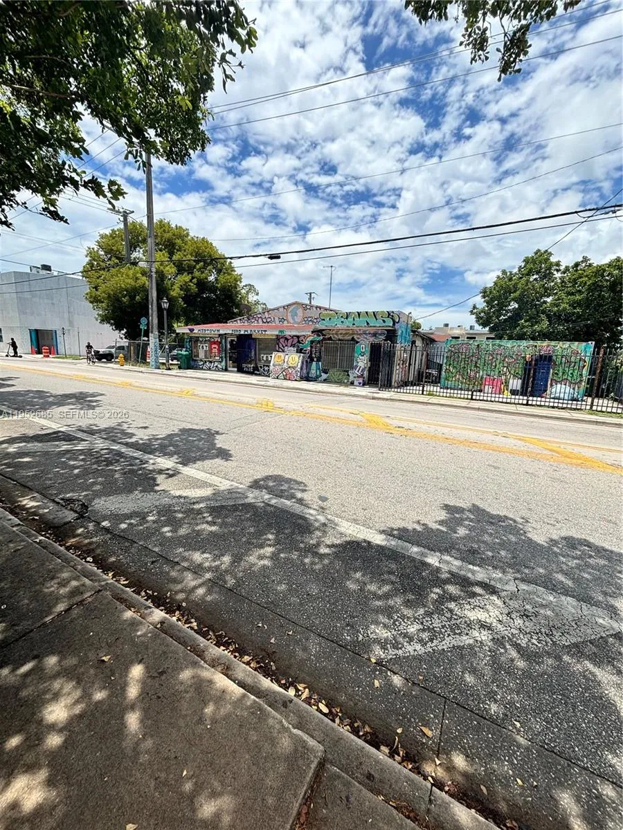 203 NW 35th St, Miami FL 33127