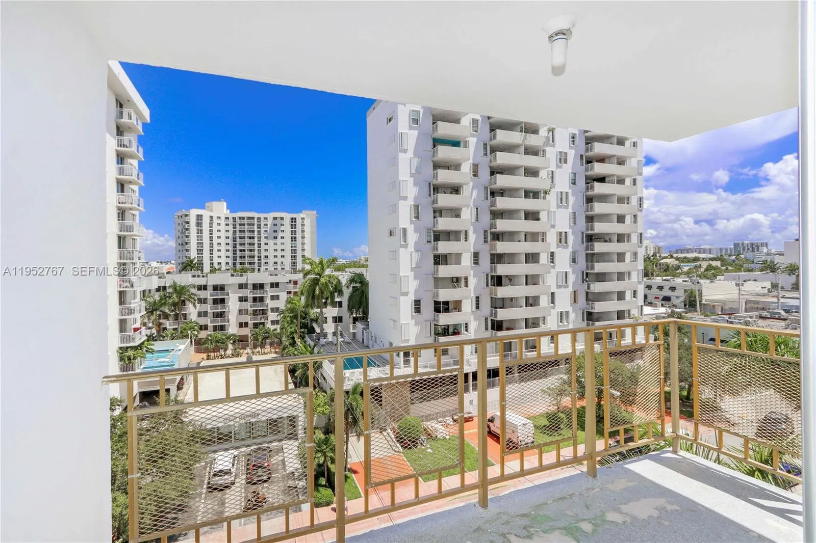 1 bedroom 1 bath for sale at 1340 Lincoln Rd # 708, Miami Beach FL 33139