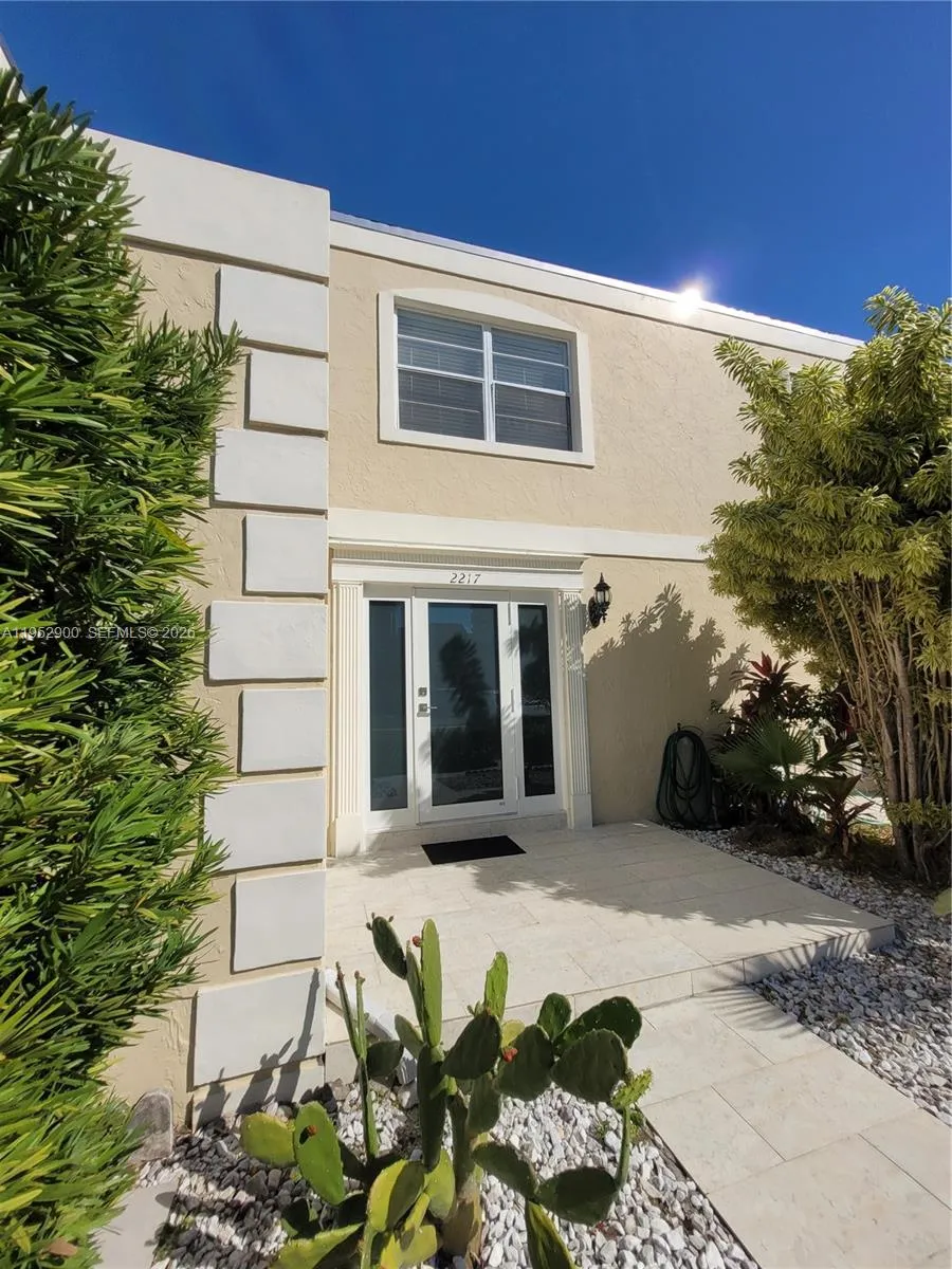 2217 NE 7th St # 21, Hallandale Beach FL 33009