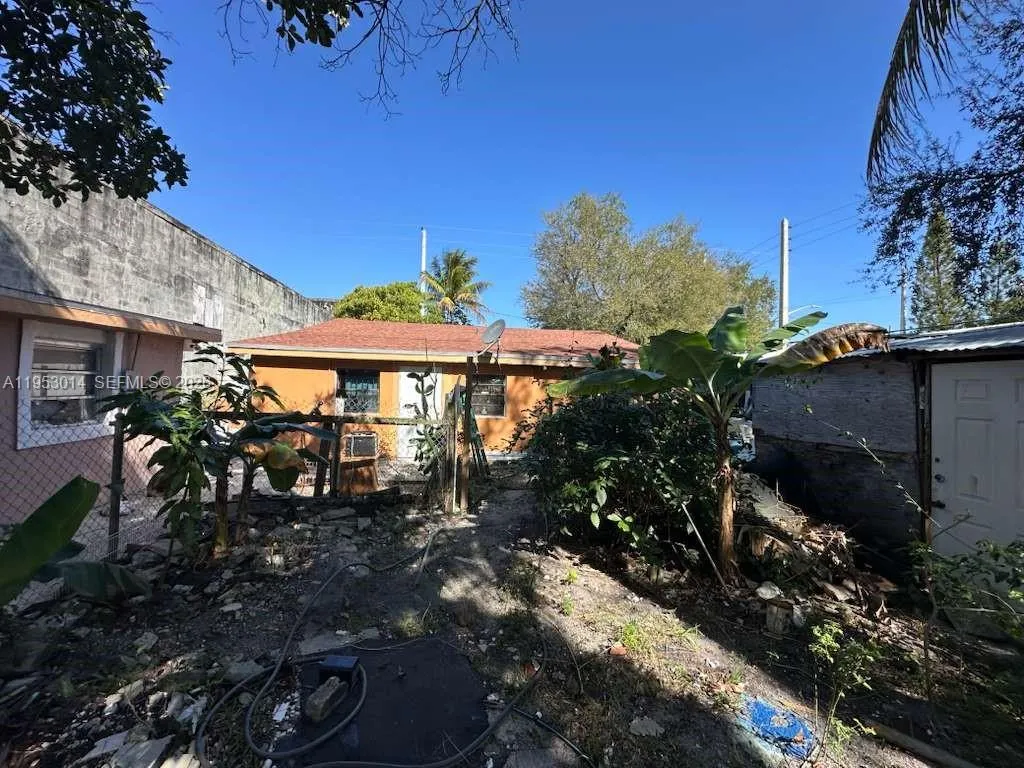 110 NW 52nd St, Miami FL 33127