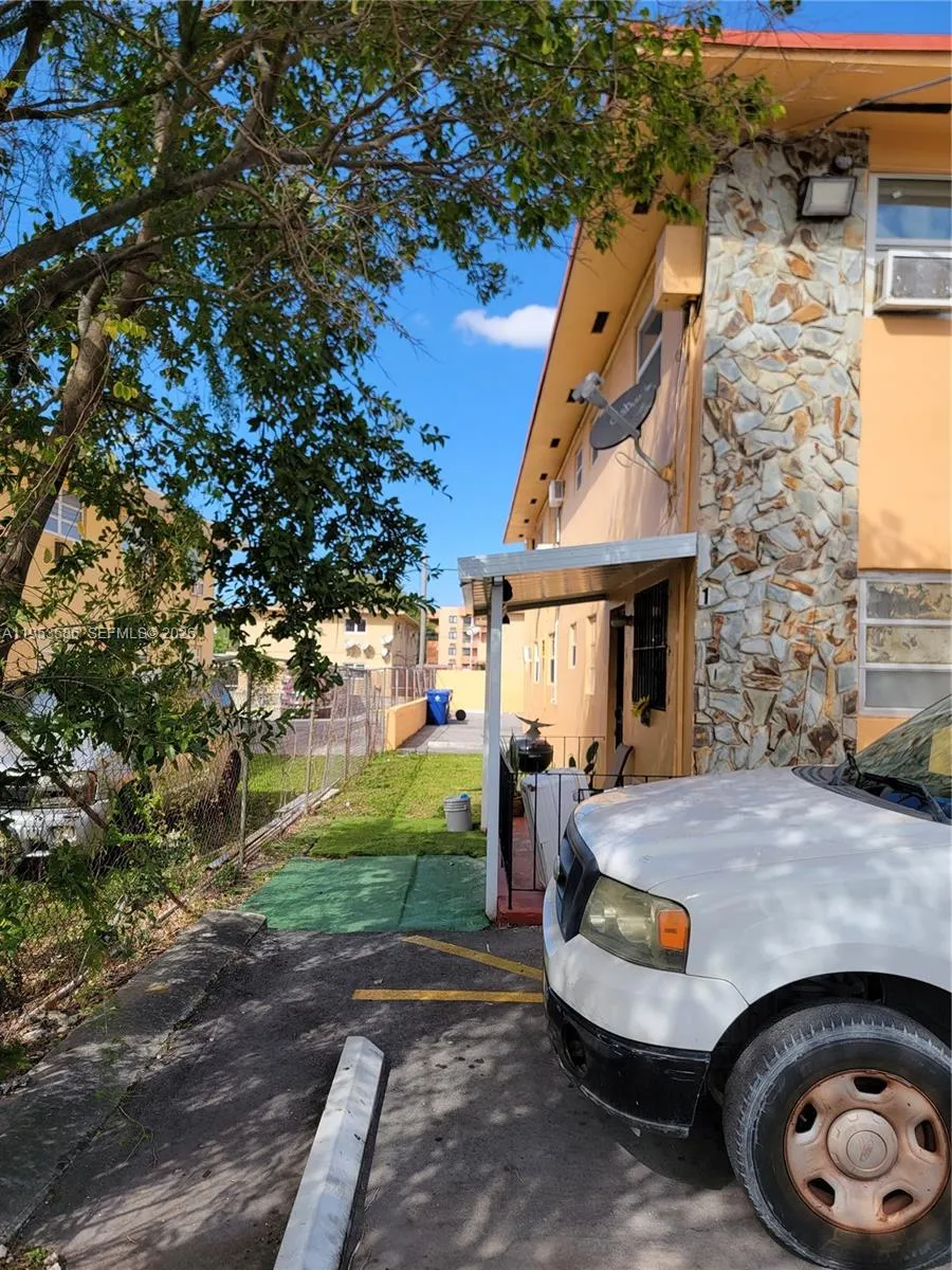 1753 SW 6th St, Miami FL 33135