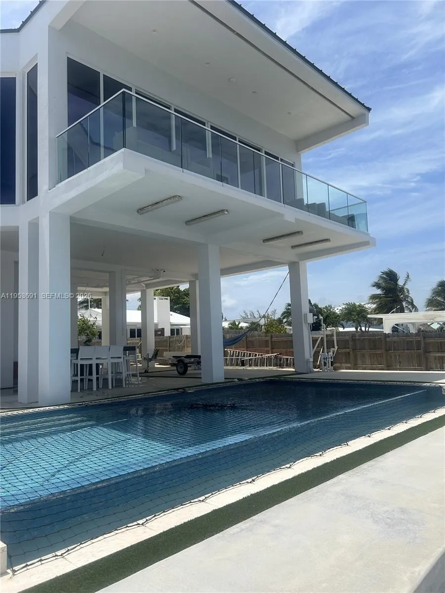 4 bedroom 3 bath for sale at 1553 Sunrise Dr, Big Pine FL 33043