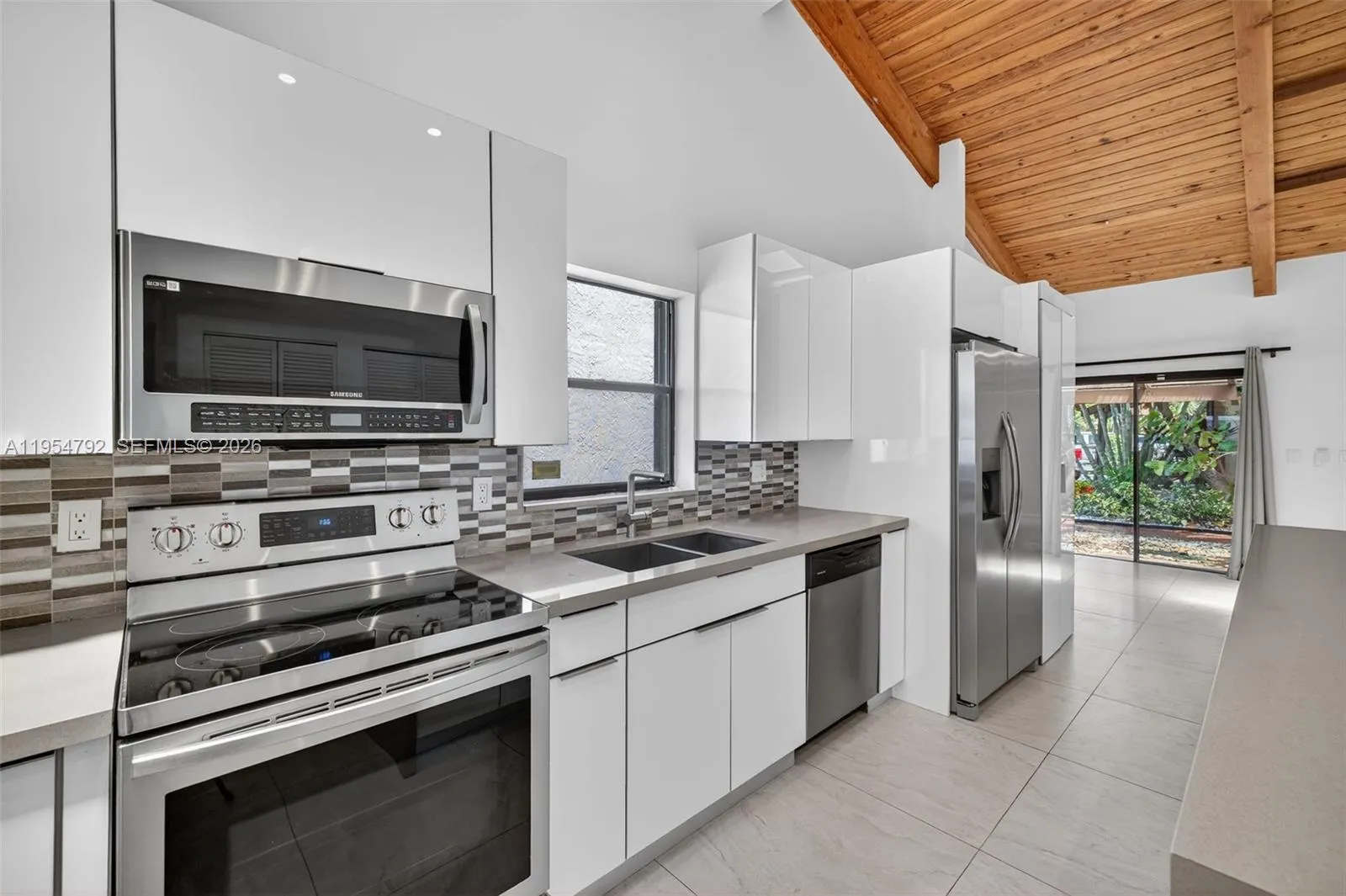 2619 S Parkview Dr, Hallandale Beach FL 33009