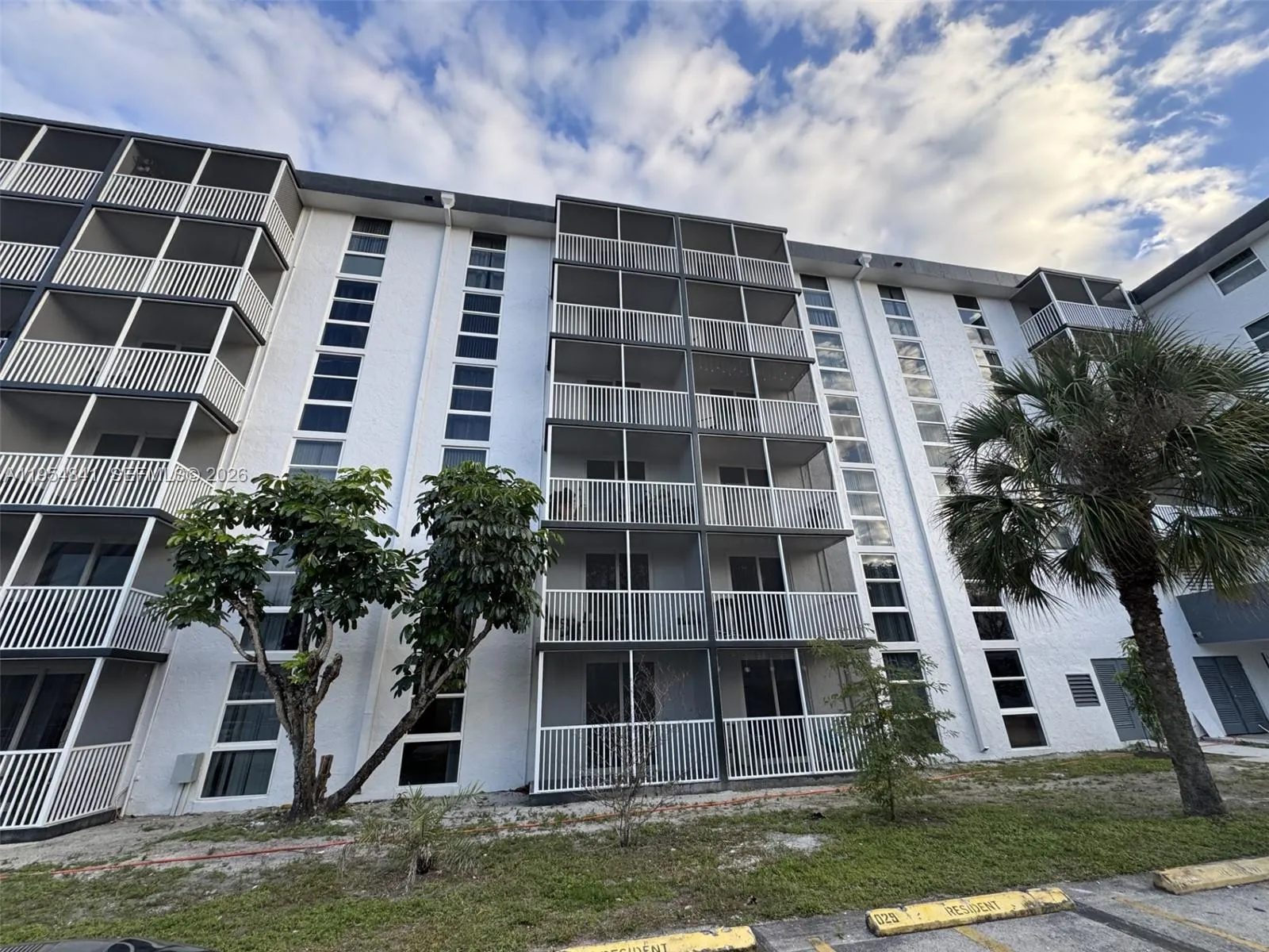 1 bedroom 1 bath for sale at 16950 W Dixie Hwy # 127, North Miami Beach FL 33160