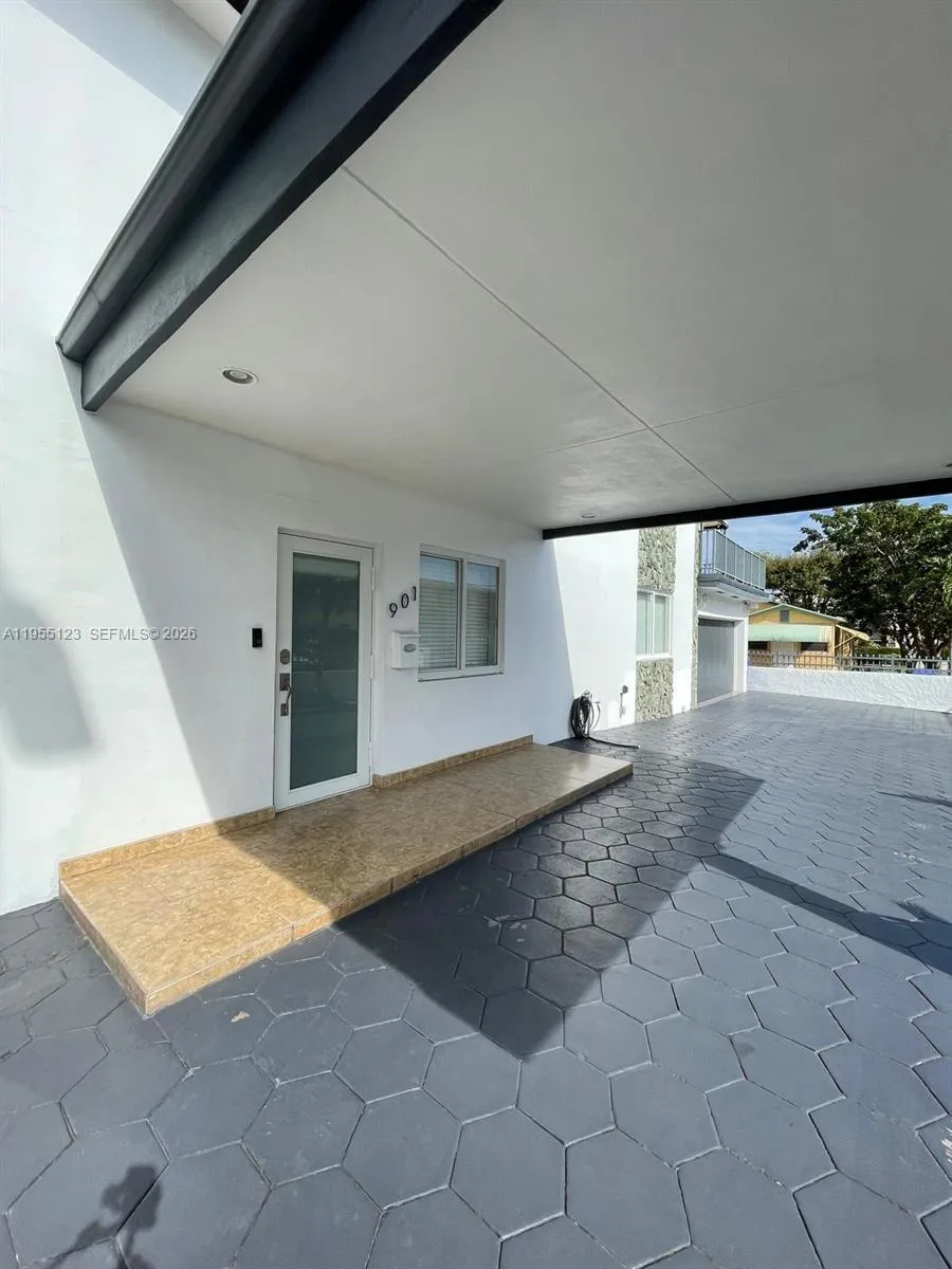 901 NW 22nd Pl, Miami FL 33125