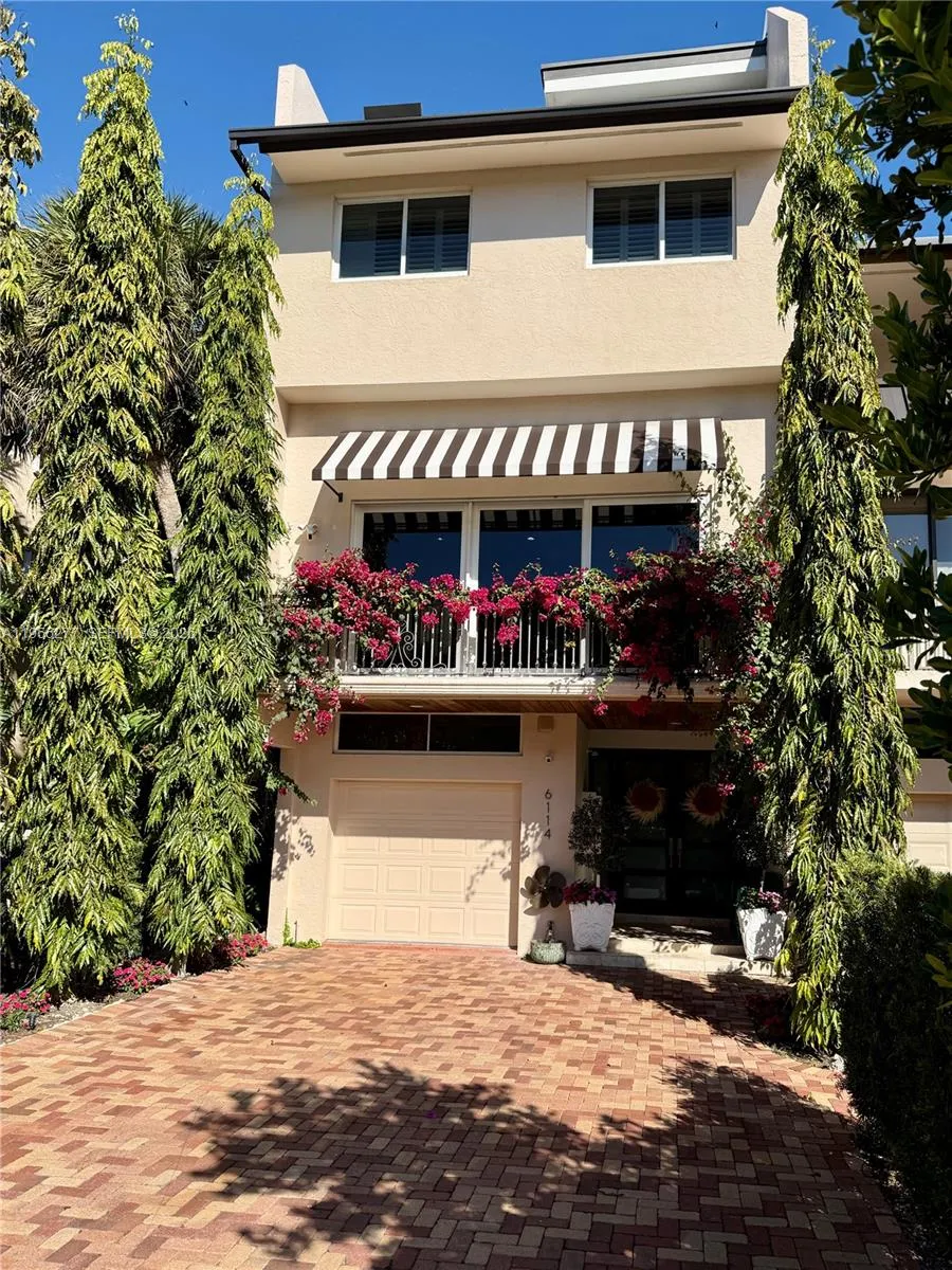 6114 Paradise Point Dr, Palmetto Bay FL 33157