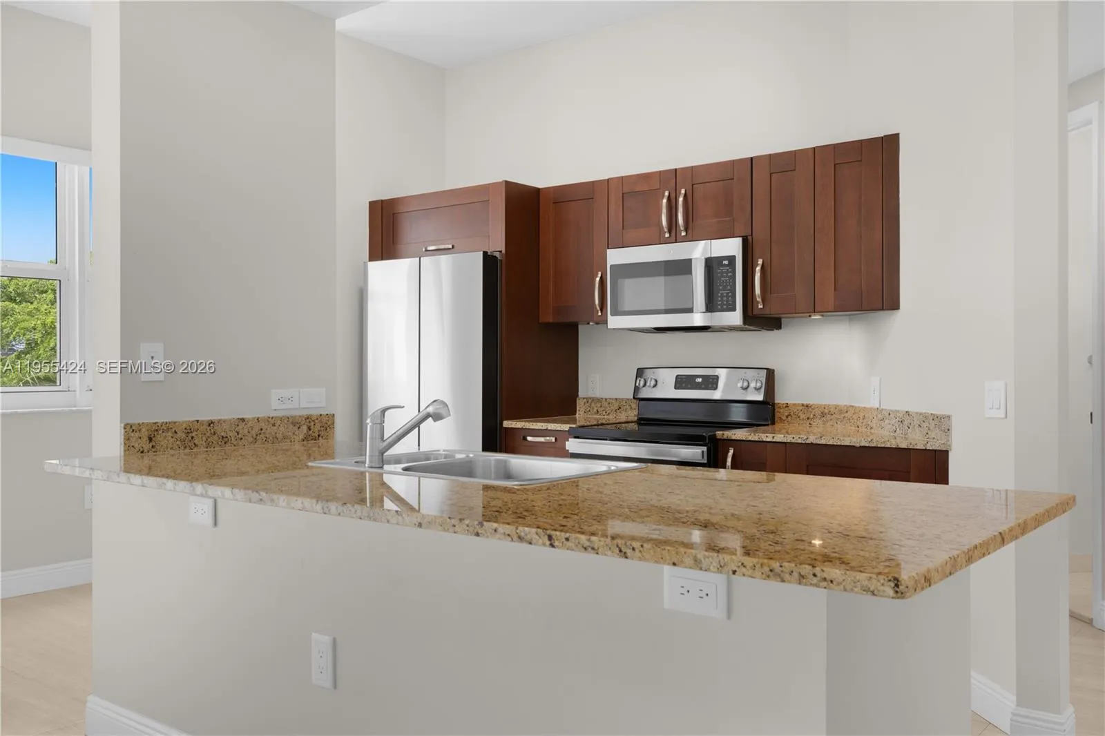 1 bedroom 1 bath for sale at 20000 E Country Club Dr # 402, Aventura FL 33180