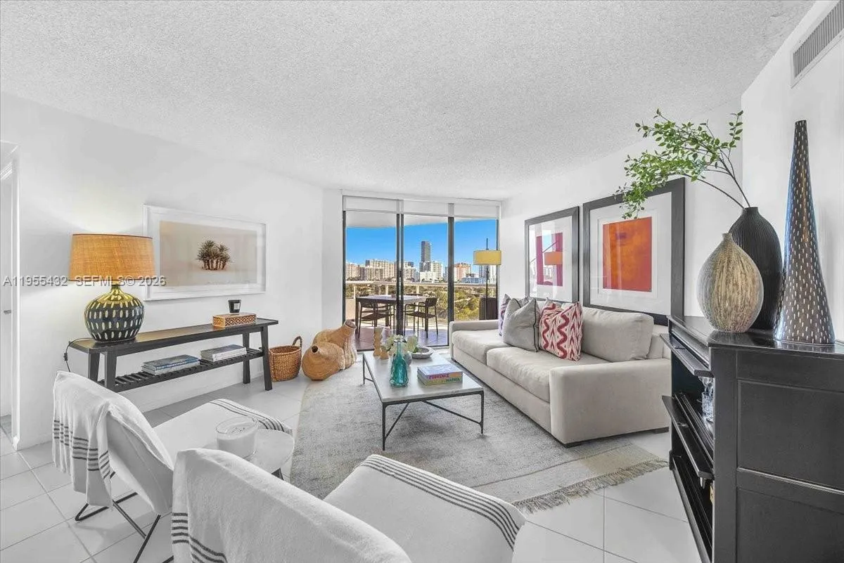 3 bedroom 2 bath for sale at 3610 Yacht Club Dr # 1001, Aventura FL 33180
