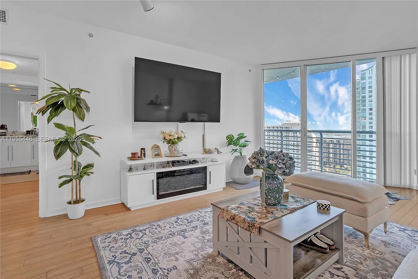 1 bedroom 1 bath for sale at 325 S BISCAYNE BL # 3117, Miami FL 33131