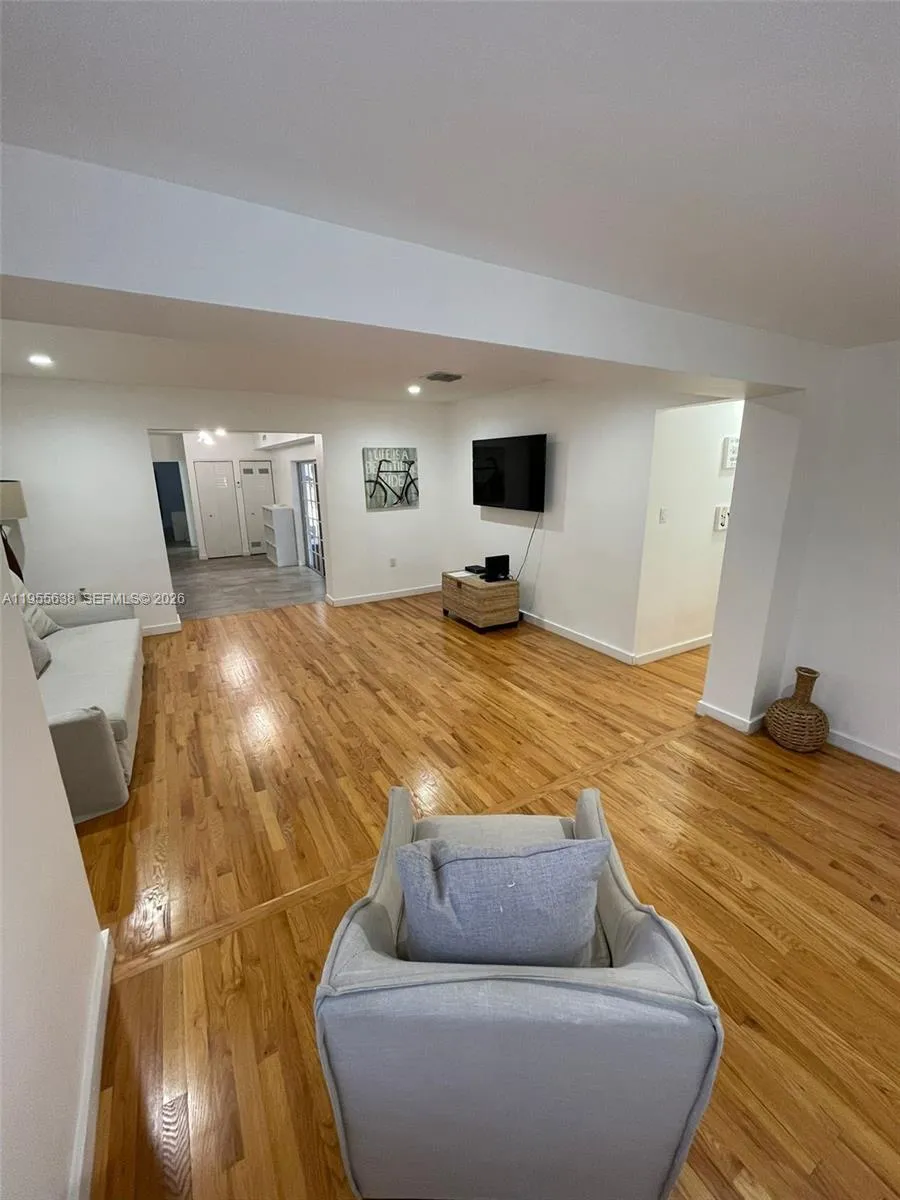 2375 NE 185th St, Miami FL 33180