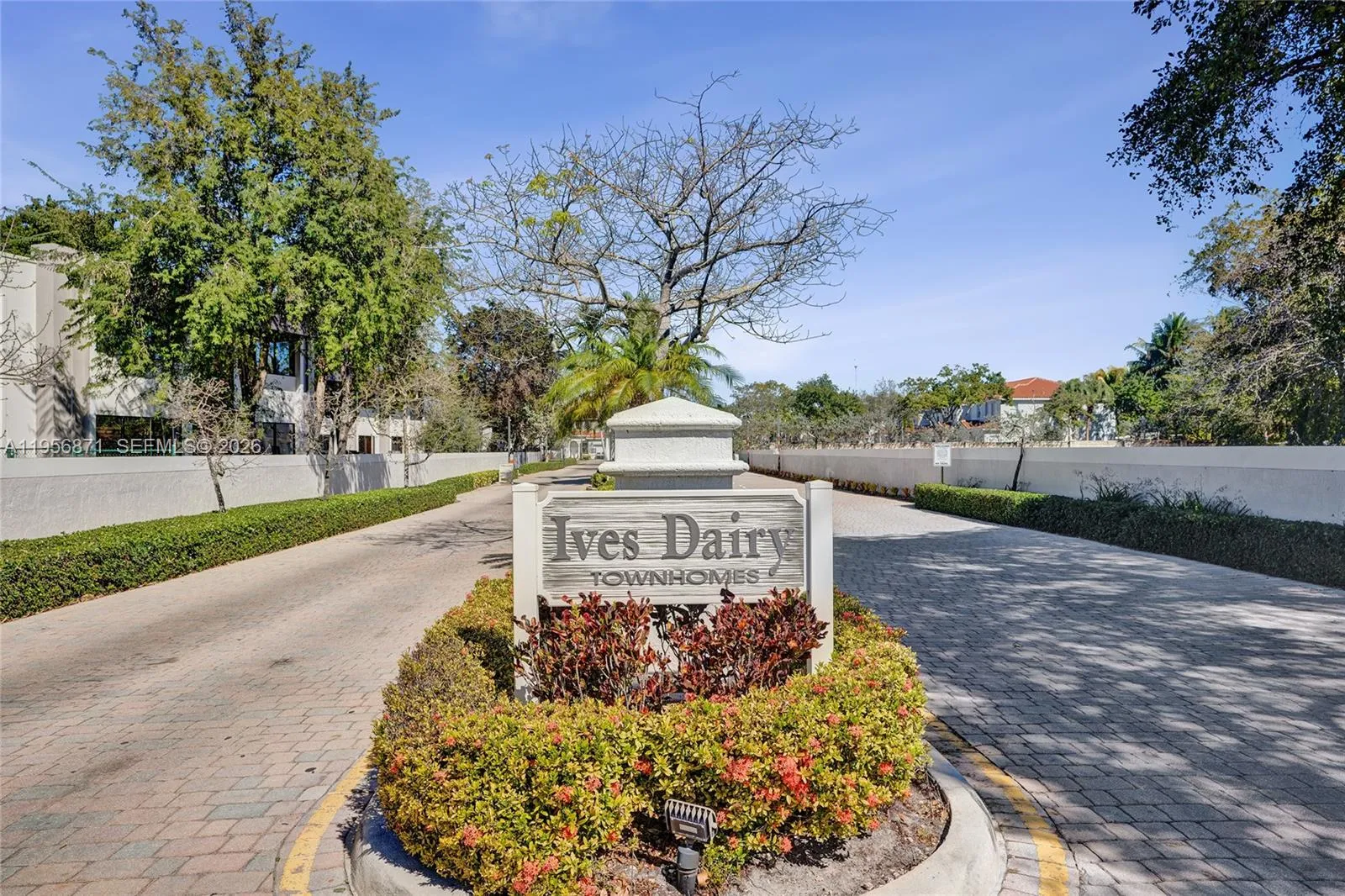 1042 NE 207th Ter, Miami FL 33179