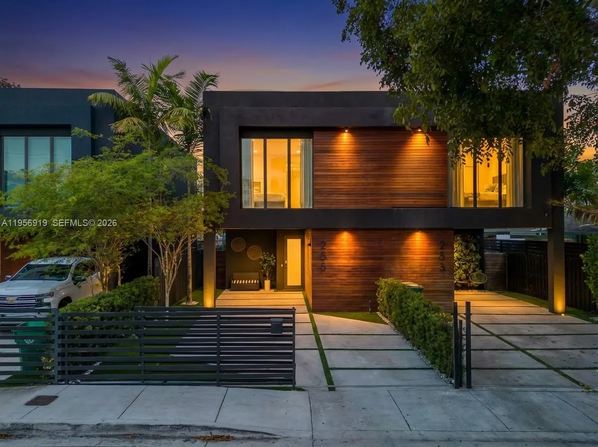 3 bedroom 2 bath for sale at 255 NW 39th St, Miami FL 33127