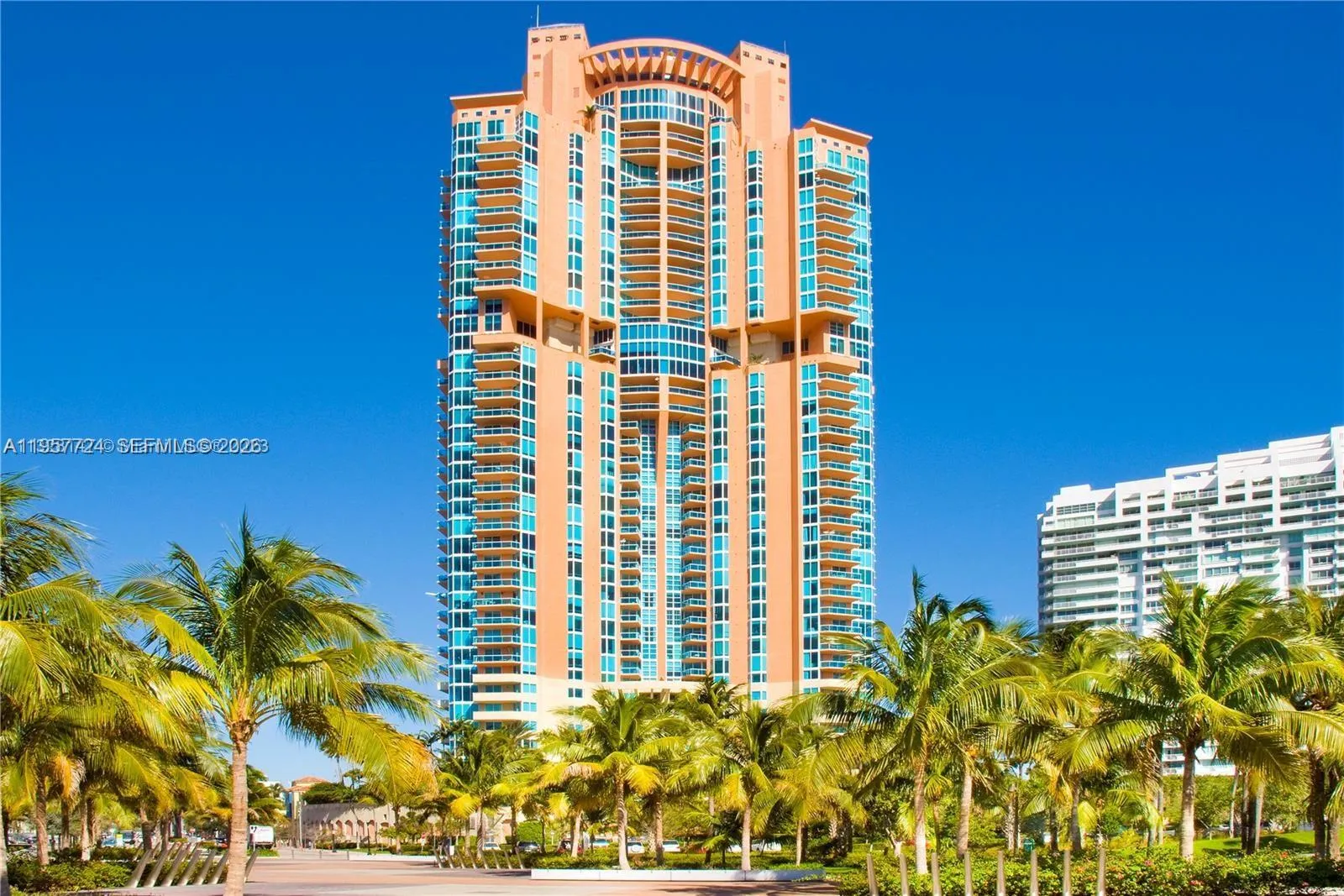 300 S Pointe Dr # 605, Miami Beach FL 33139